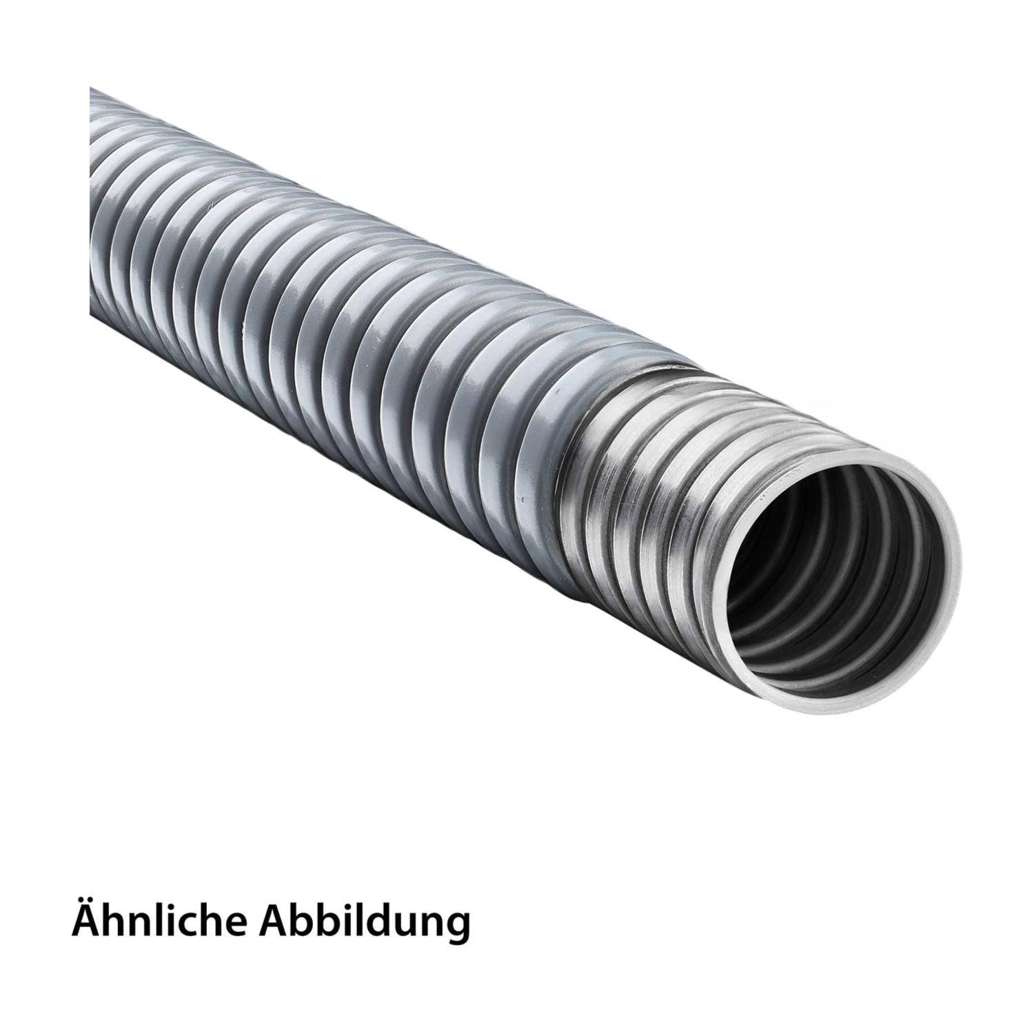 Ein flexibler Metallschlauch mit gerippter Oberfläche, teilweise gewickelt, auf einem einfachen weißen Hintergrund isoliert.