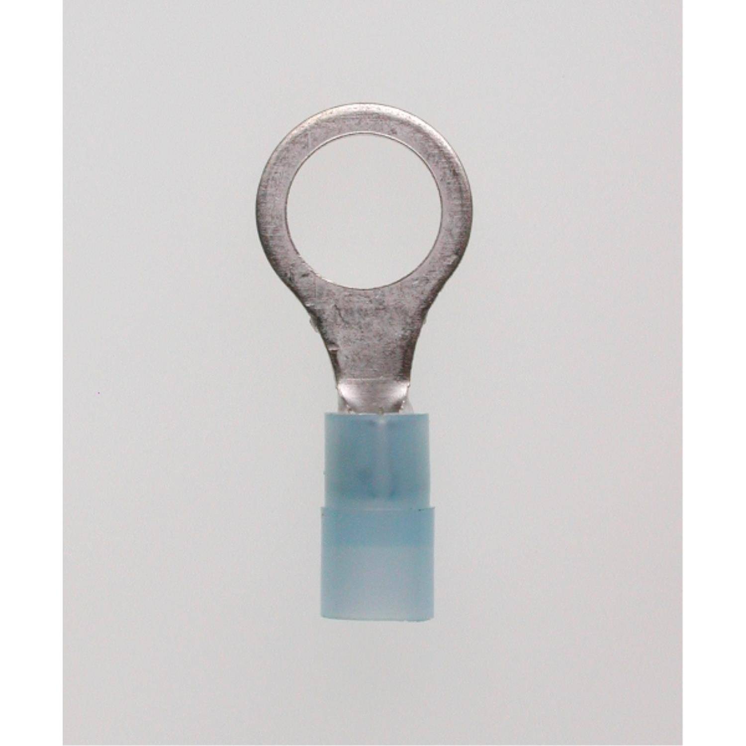 Eine Ringkabelschuh mit blauer Isolierung ist auf einem grauen Hintergrund zentriert und wird für elektrische Kabelverbindungen verwendet.