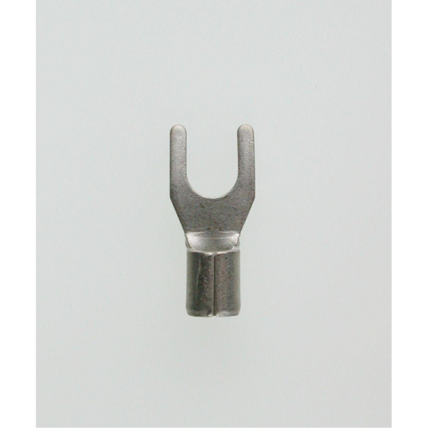 Ein einzelner metallischer Kabelschuh, der für elektrische Verkabelung verwendet wird, ist vor einem einfarbigen Hintergrund abgebildet.