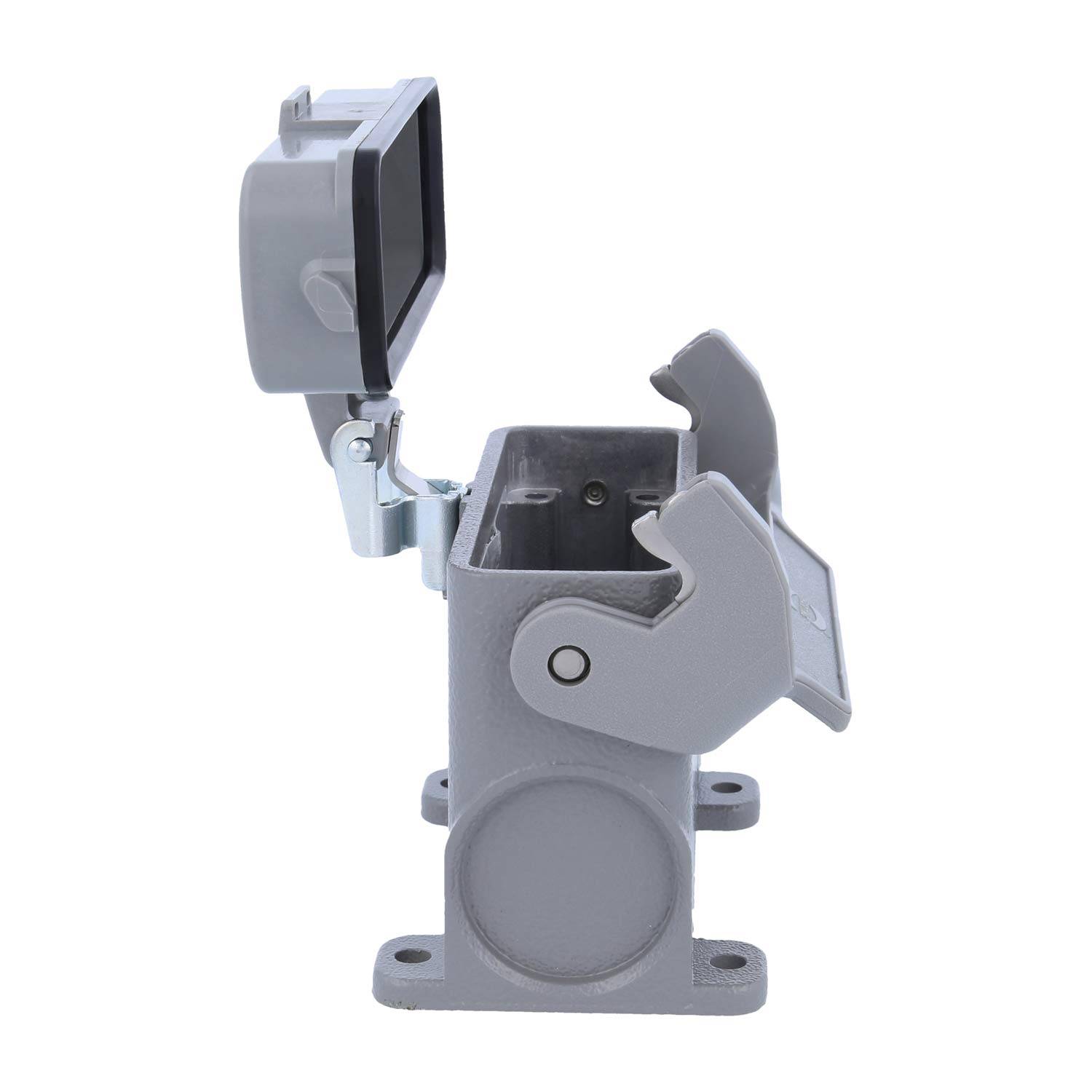 Graue industrielle Elektro-Steckdose mit offenem Schutzdeckel, der den inneren Raum für elektrische Anschlüsse zeigt, auf einer Basis montiert.