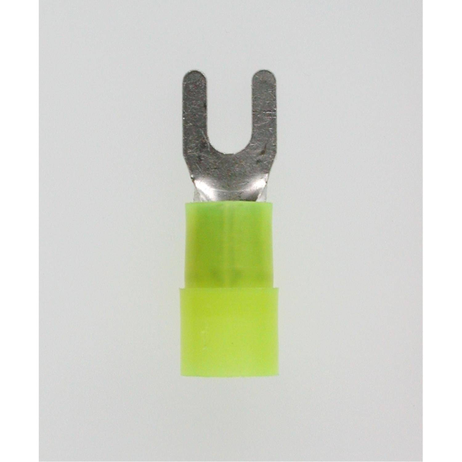 Eine grüne isolierte Gabelklemme mit einem metallischen Flachstecker, verwendet für elektrische Verdrahtungsverbindungen.