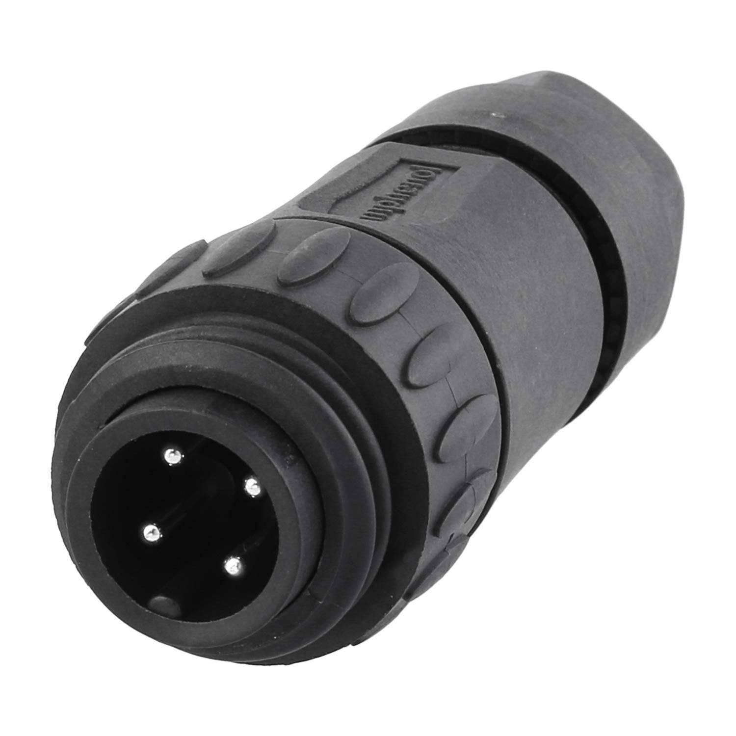 Ein schwarzer elektrischer Stecker mit vier Metallstiften wird aus der Nähe betrachtet. Er verfügt über eine strukturierte Griffoberfläche und wirkt robust, höchstwahrscheinlich für Audioausrüstung verwendet.