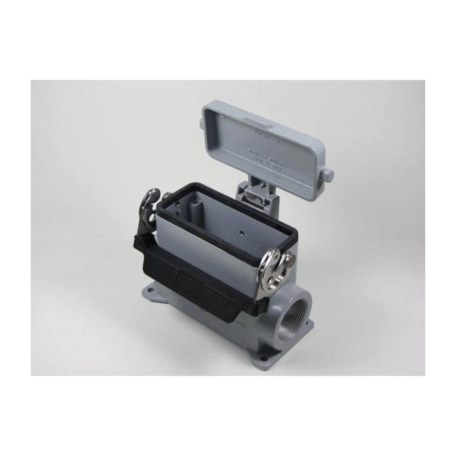 Eine offene rechteckige Metallgehäuse für Elektrik mit einem Deckel mit Scharnier, grau in der Farbe, wird auf einem einfarbigen Hintergrund gezeigt.