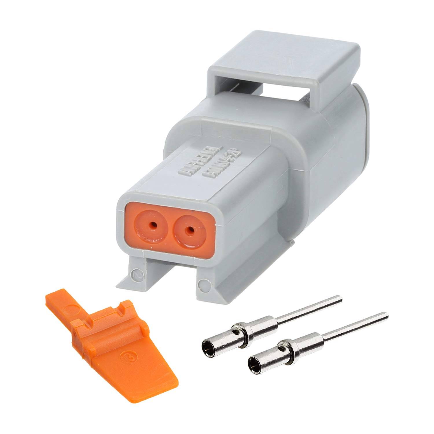 Ein Automotive-Stecker mit zwei Pins und einer orangefarbenen Dichtkappe, dargestellt neben zwei Metallkontakten. Verwendet für elektrische Verbindungen in Fahrzeugen.