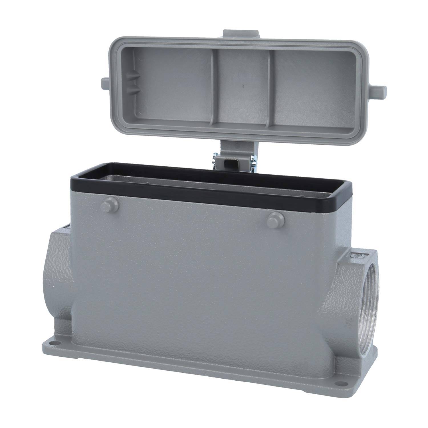 Eine rechteckige, graue elektrische Verteilerdose mit offenem Deckel, die ihre inneren Fächer und gewindeten seitlichen Öffnungen zeigt.