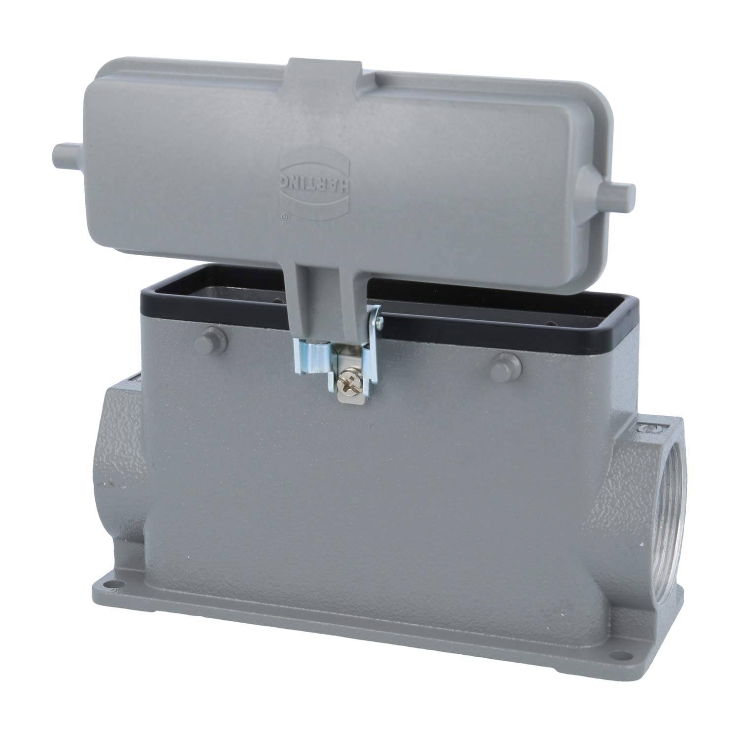 Ein grau-industrielles Anschlussgehäuse mit einem angehobenen Deckel und einem Verschluss, auf dem der Markenname 'Amphenol' sichtbar ist.