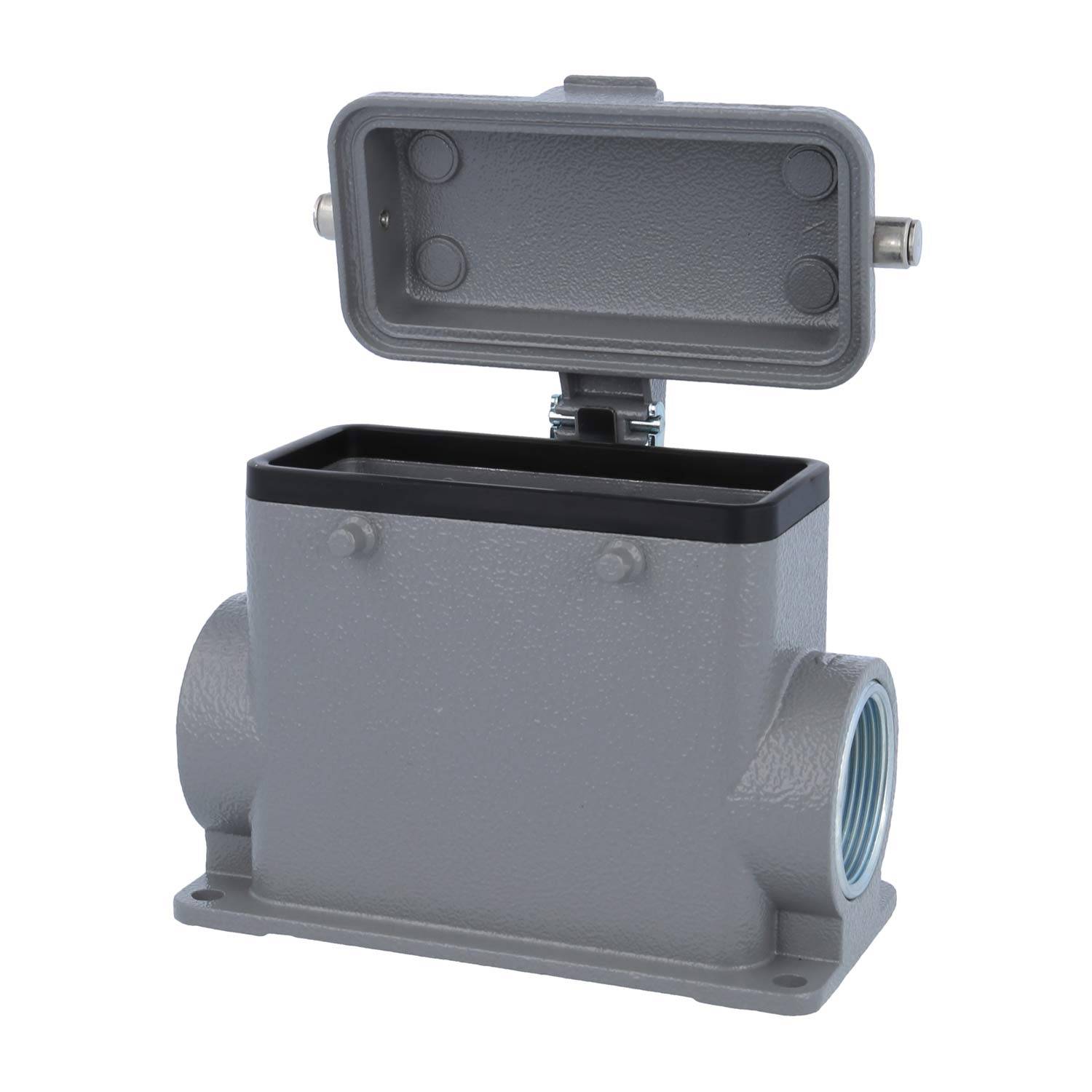 Elektrische Verteilerdose mit offener Abdeckung, die ein leeres Inneres und seitliche Gewindeöffnungen für Leitungsanschlüsse zeigt, in grauer Farbe.