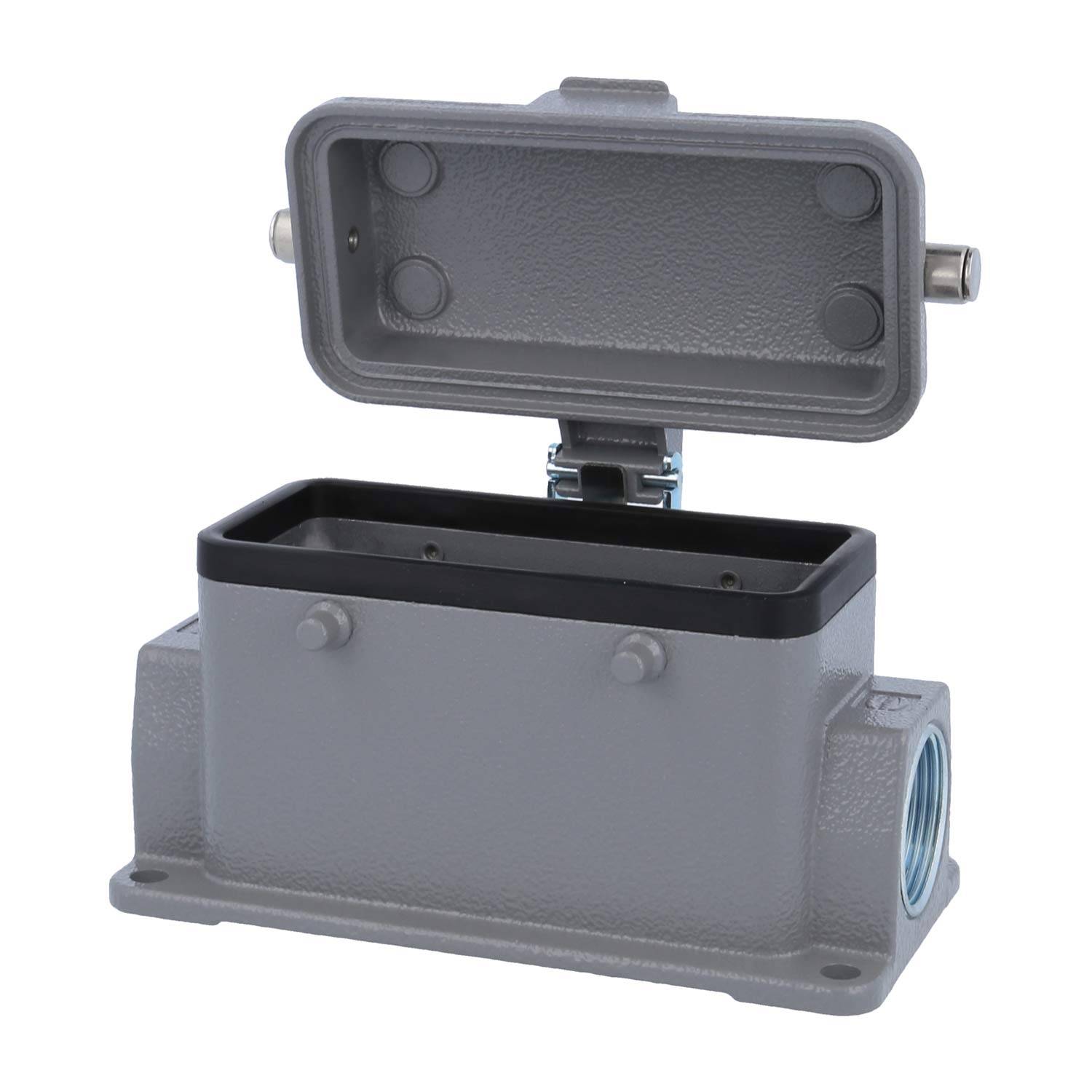 Ein grauer rechteckiger Metallschaltschrank mit einer offenen Klappdeckel, der Schraublöcher zur Befestigung zeigt, leicht nach rechts geneigt.