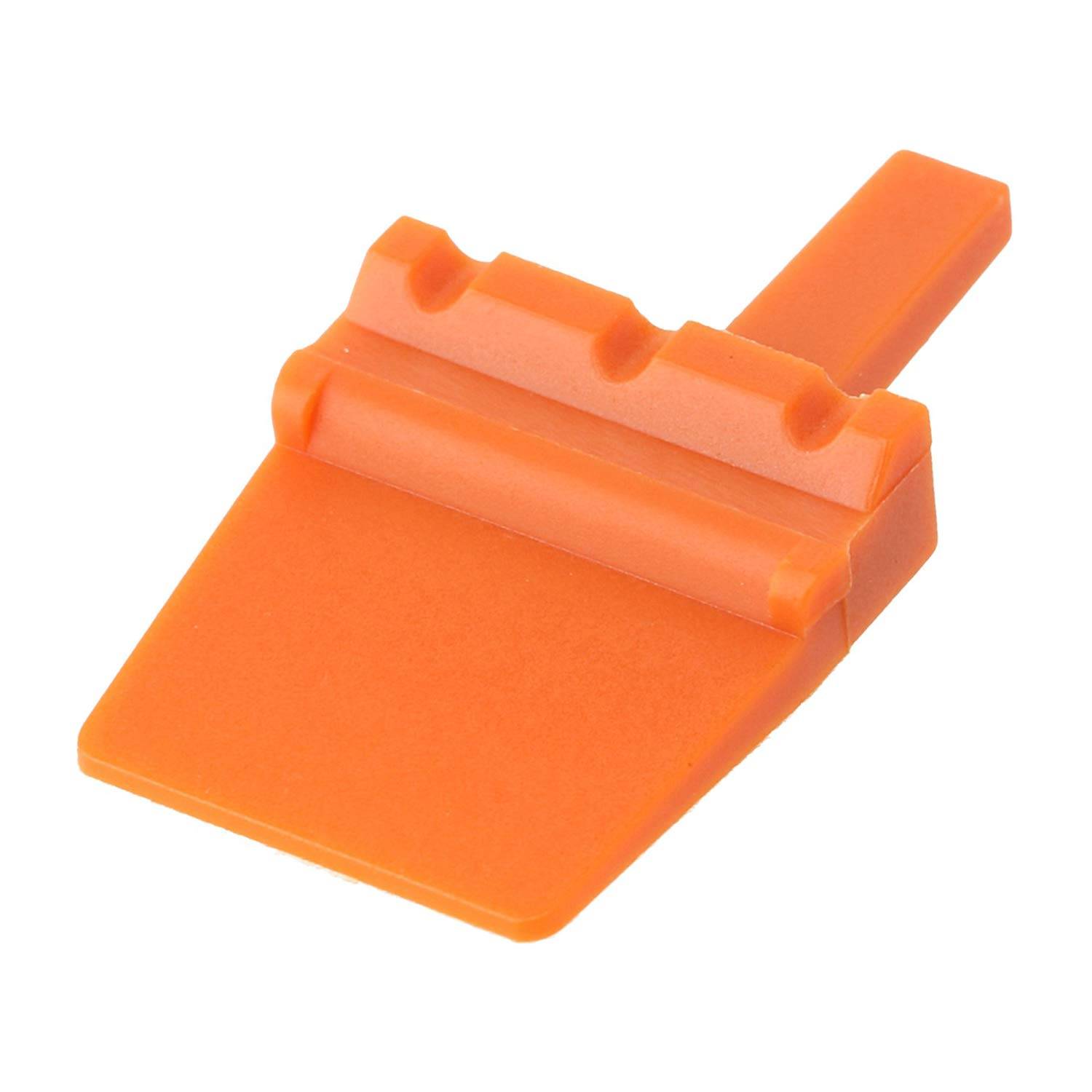 Ein orangefarbener Plastikschaber mit rechteckigem Griff, konzipiert zum Abschaben und Reinigen von Oberflächen.