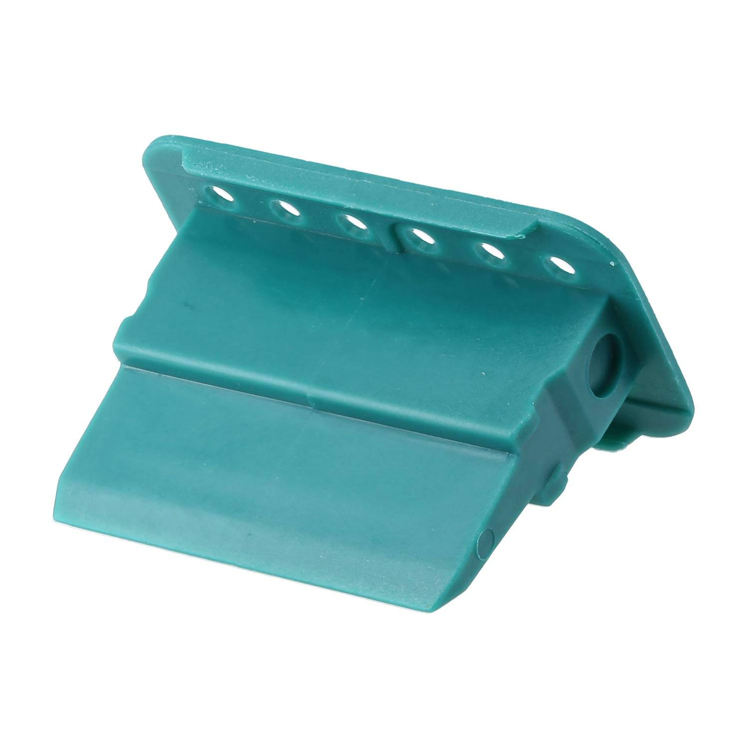 Eine türkisfarbene Kunststoff-Winkelhalterung mit mehreren Löchern zur Befestigung.