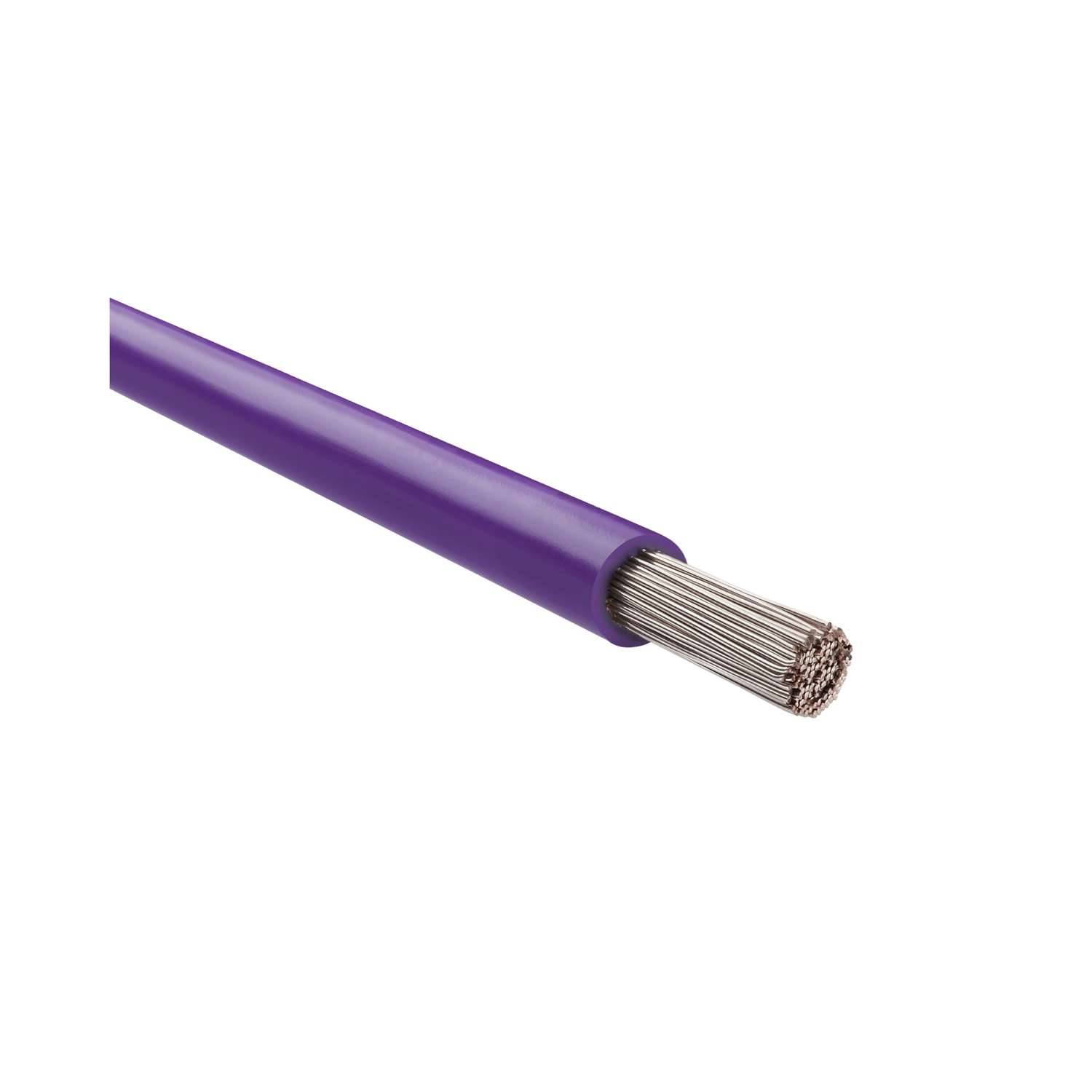 Eine Nahaufnahme eines violetten Elektrokabels mit freiliegenden Kupferlitzen am Ende vor weißem Hintergrund.