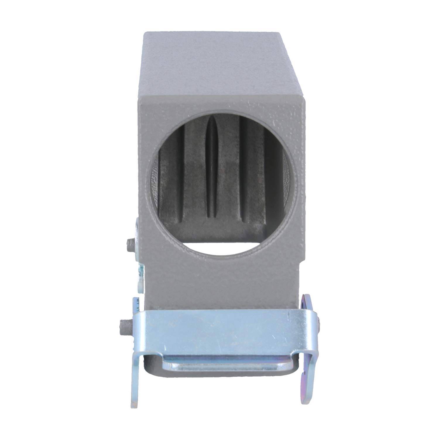 Quadratische Metall-Anhängerkupplung mit einer runden Öffnung und einem Klemmmechanismus an der Unterseite, die zum Anbringen von Zubehör an Fahrzeugen verwendet wird.