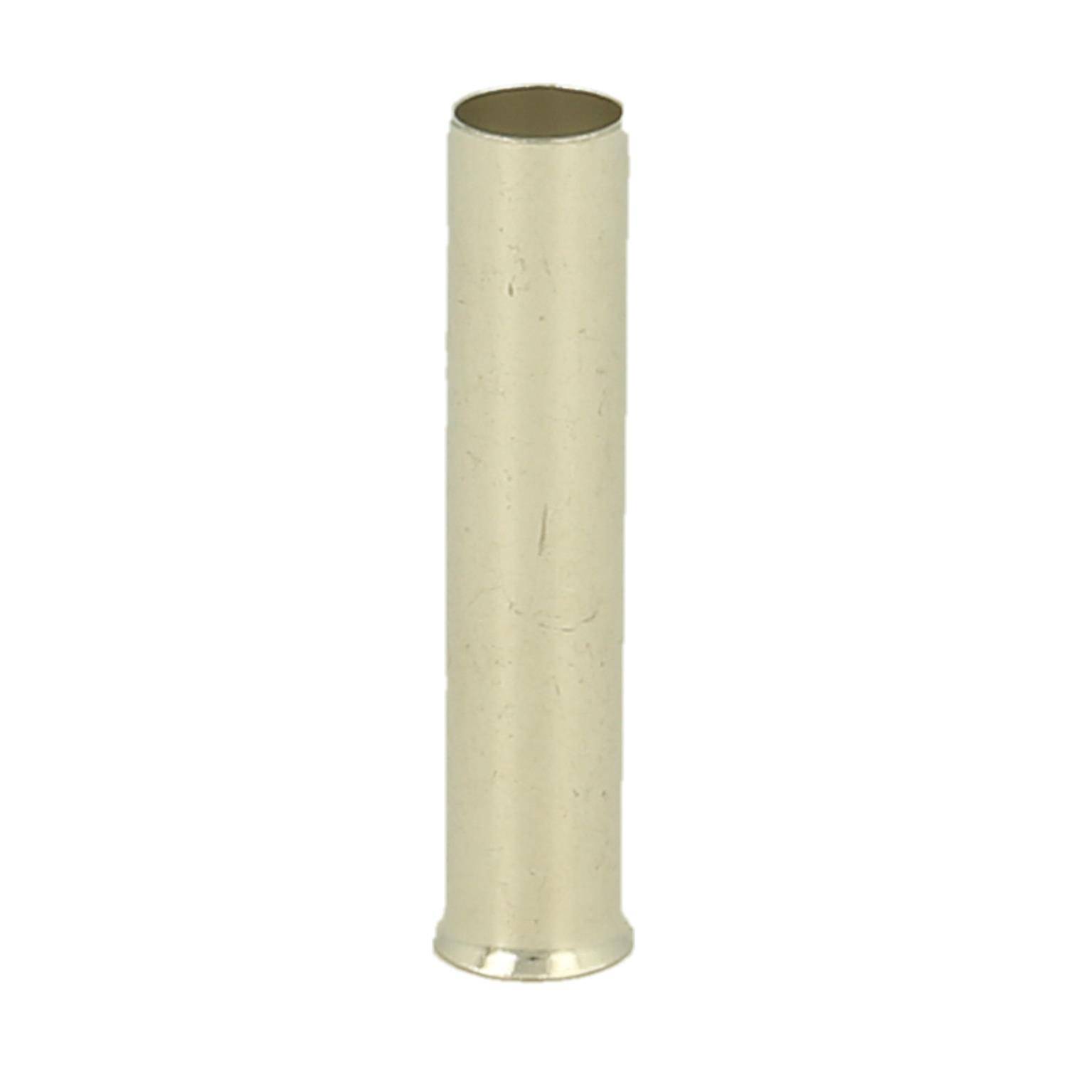 Ein hohler, zylindrischer, messingfarbener Metallzylinder, der aufrecht vor einem schlichten weißen Hintergrund steht.