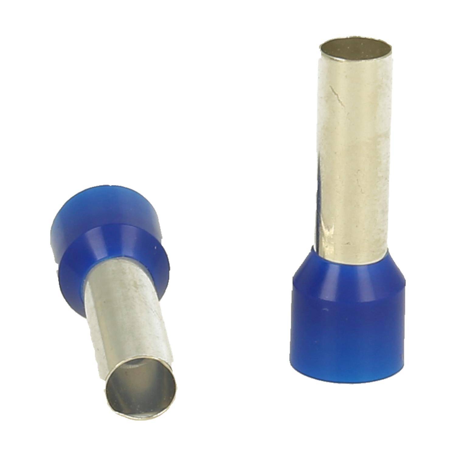 Zwei blaue isolierte Aderendhülsen, eine aufrecht stehend und die andere auf der Seite liegend, die die Metallspitze und die blaue Gehäuse zeigen.