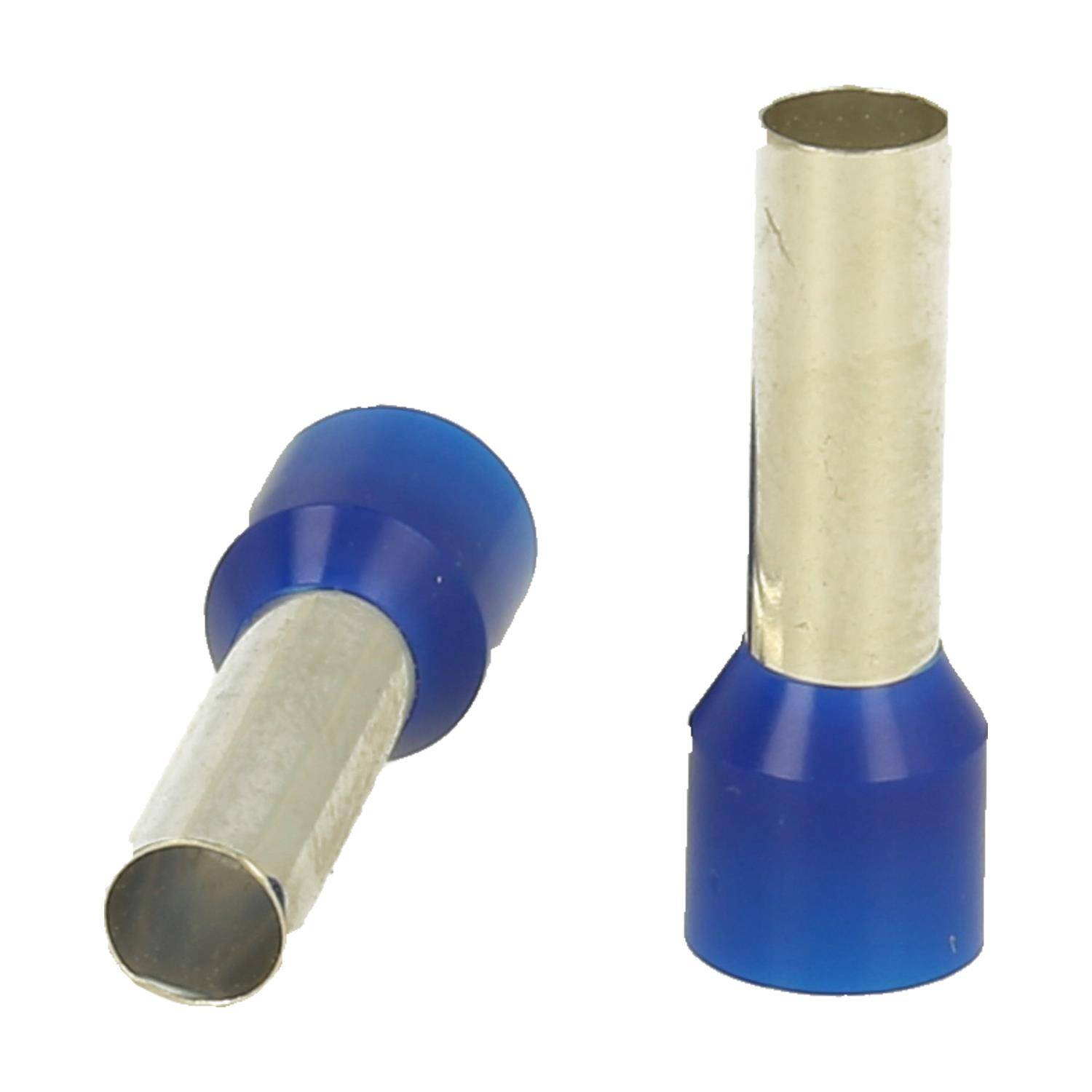 Zwei blaue isolierte Aderendhülsen, eine liegend und eine stehend, die die Metallröhre und den blauen Plastikkragen zur Verbindungsverwendung zeigen.