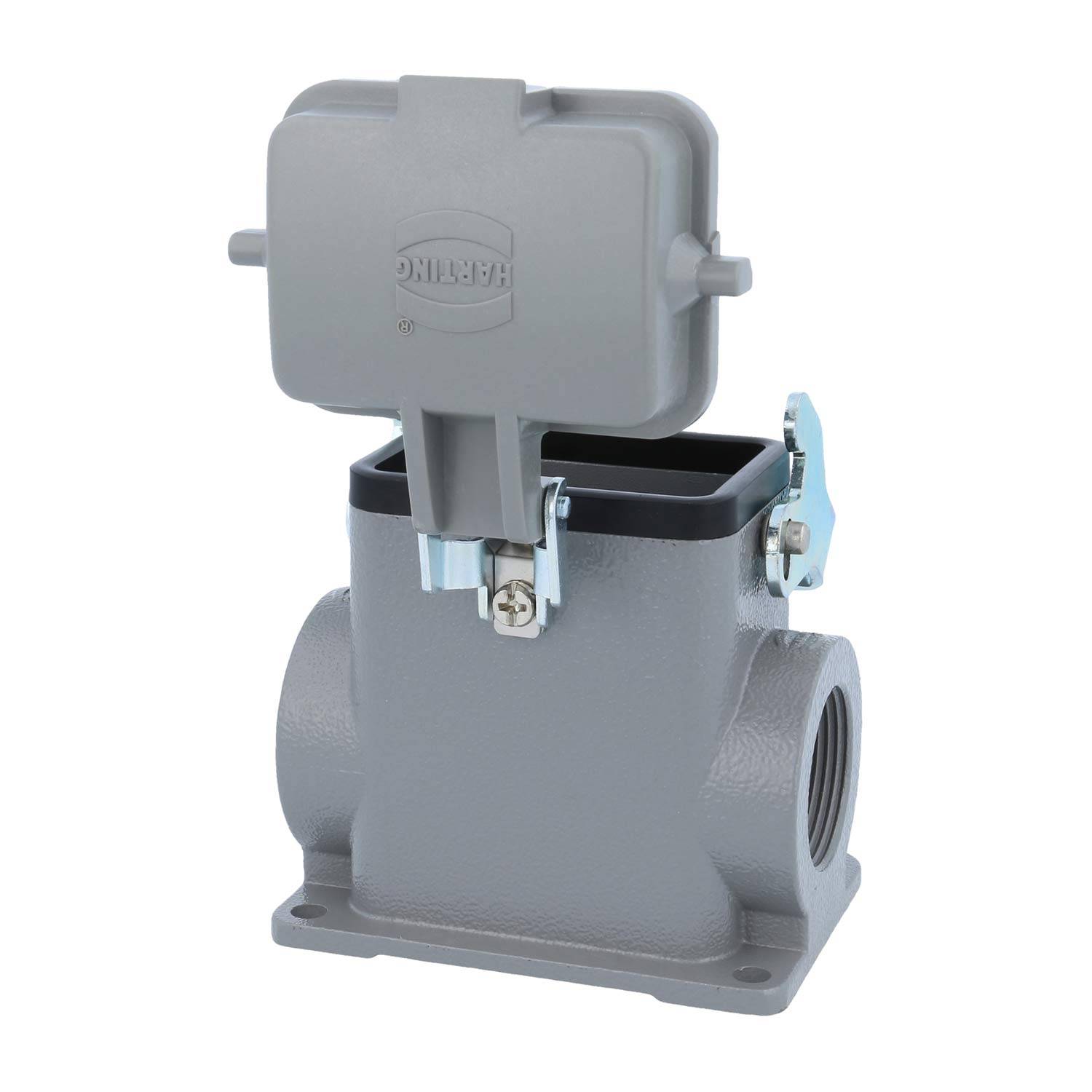 Eine Metall-Elektroverteilerdose mit einem Klappdeckel, die seitliche Öffnungen für Leitungsanschlüsse aufweist. Der Deckel ist teilweise geöffnet.