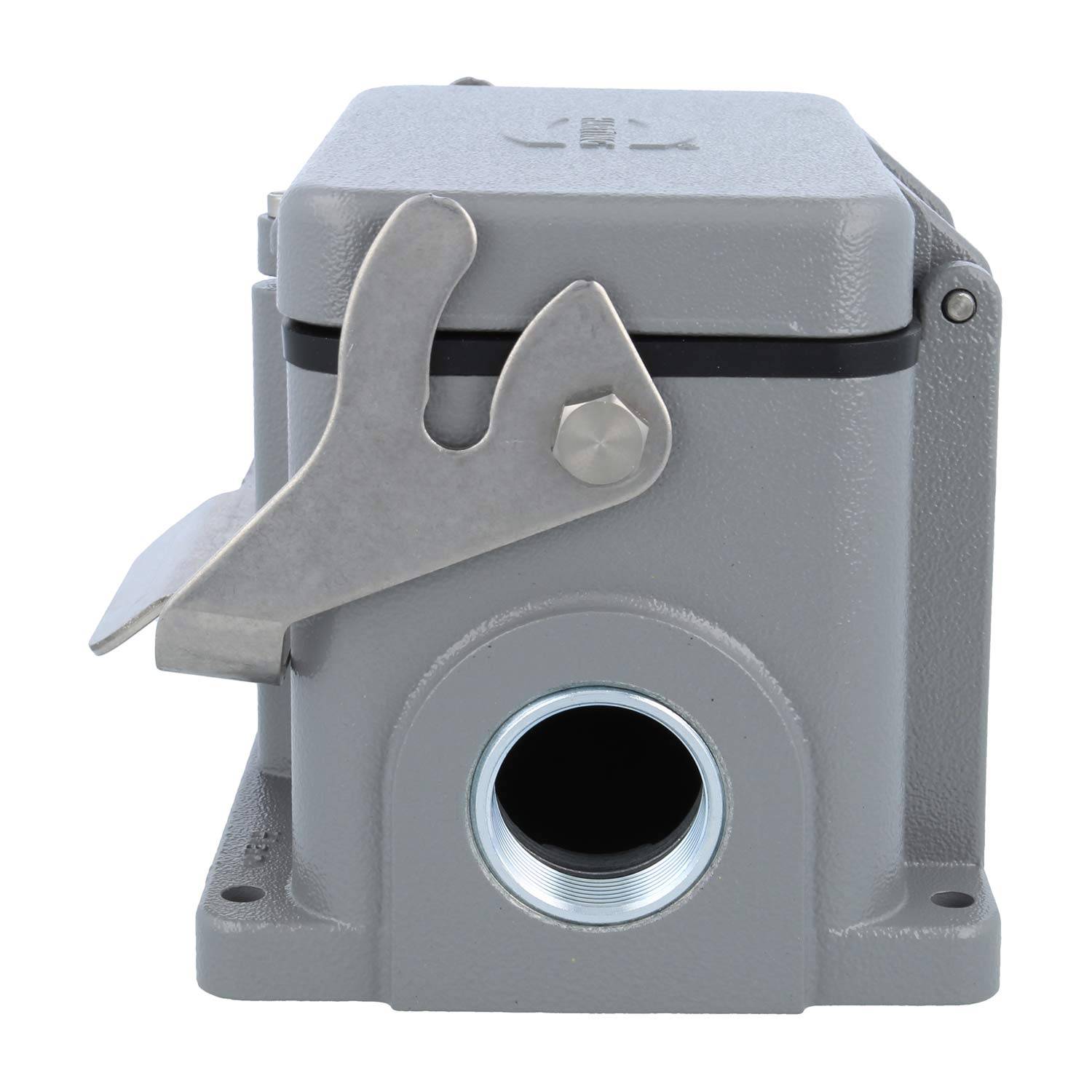 Ein grauer Metallgehäuse für elektrische Komponenten mit einem Hebel oben und einer offenen kreisförmigen Öffnung an der Vorderseite, verwendet zur Sicherung von Verbindungen.