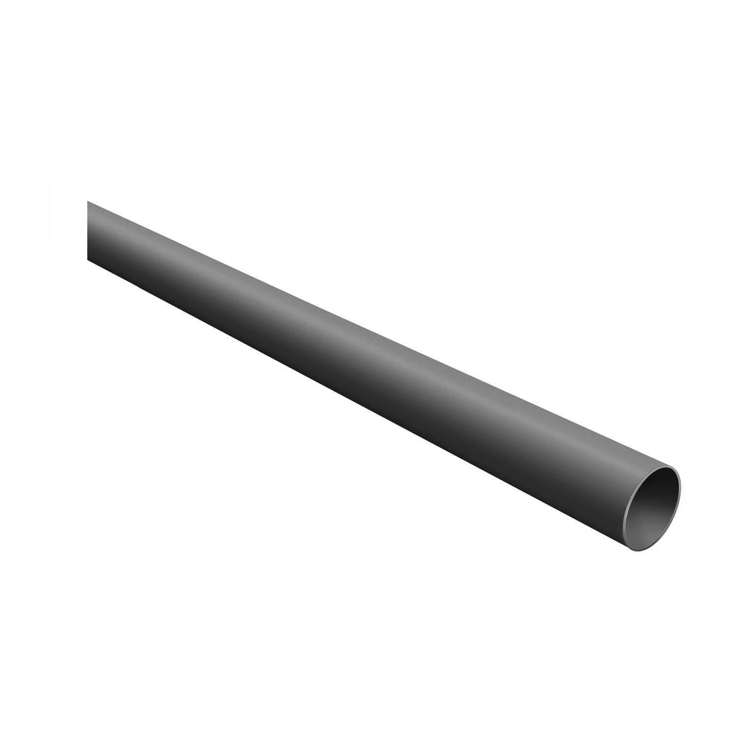 Eine lange, zylindrische Metallröhre erstreckt sich diagonal von links, wobei ihre Länge und ihre runde, hohle Form vor einem weißen Hintergrund veranschaulicht werden.