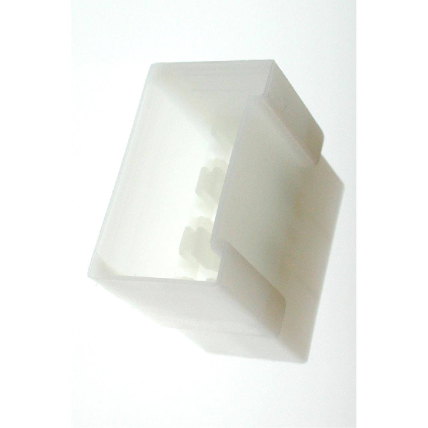 Transparenter rechteckiger Kunststoffverbinder mit einem hohlen Innenraum und zwei benachbarten Öffnungen.