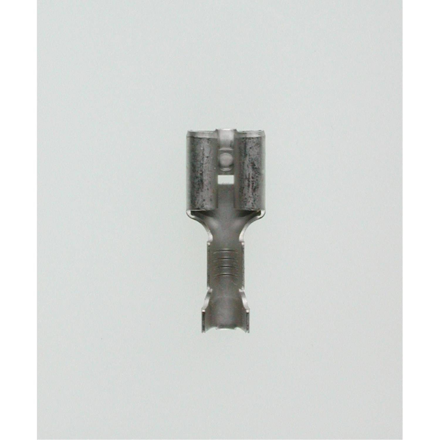 Ein Metallquetschverbinder, der in elektrischen Anwendungen verwendet wird, vor einem einfarbigen Hintergrund abgebildet.