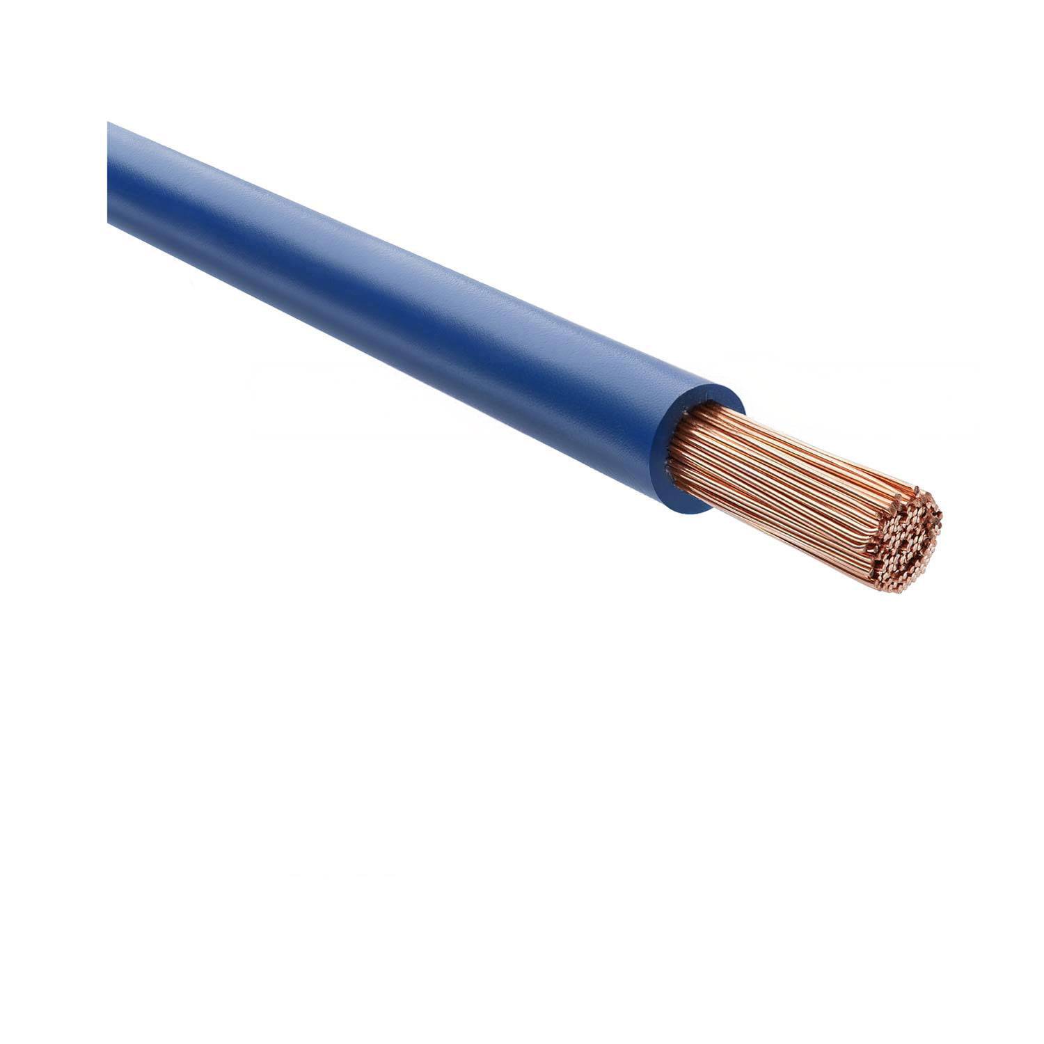 Ein Querschnitt eines blauen isolierten Kupferkabels, der mehrere Kupferstränge im Inneren zeigt.