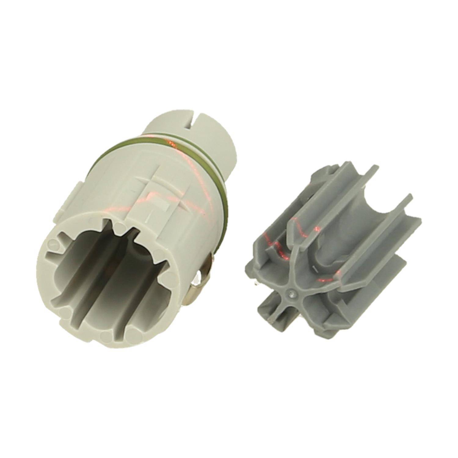 Ein Kunststoff-Automotive-Anschluss und seine Schutzkappe, separat dargestellt, konzipiert für sichere elektrische Verbindungen in Fahrzeugen.