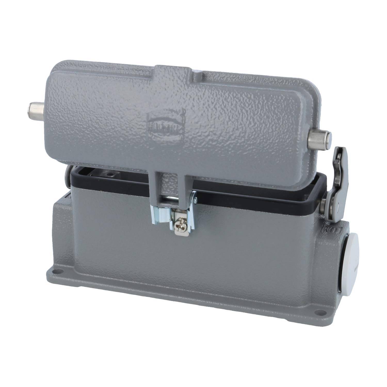 Ein graues industrielles elektrisches Anschlussgehäuse mit geöffnetem Schutzdeckel, der die internen Metallkontaktpunkte freilegt.