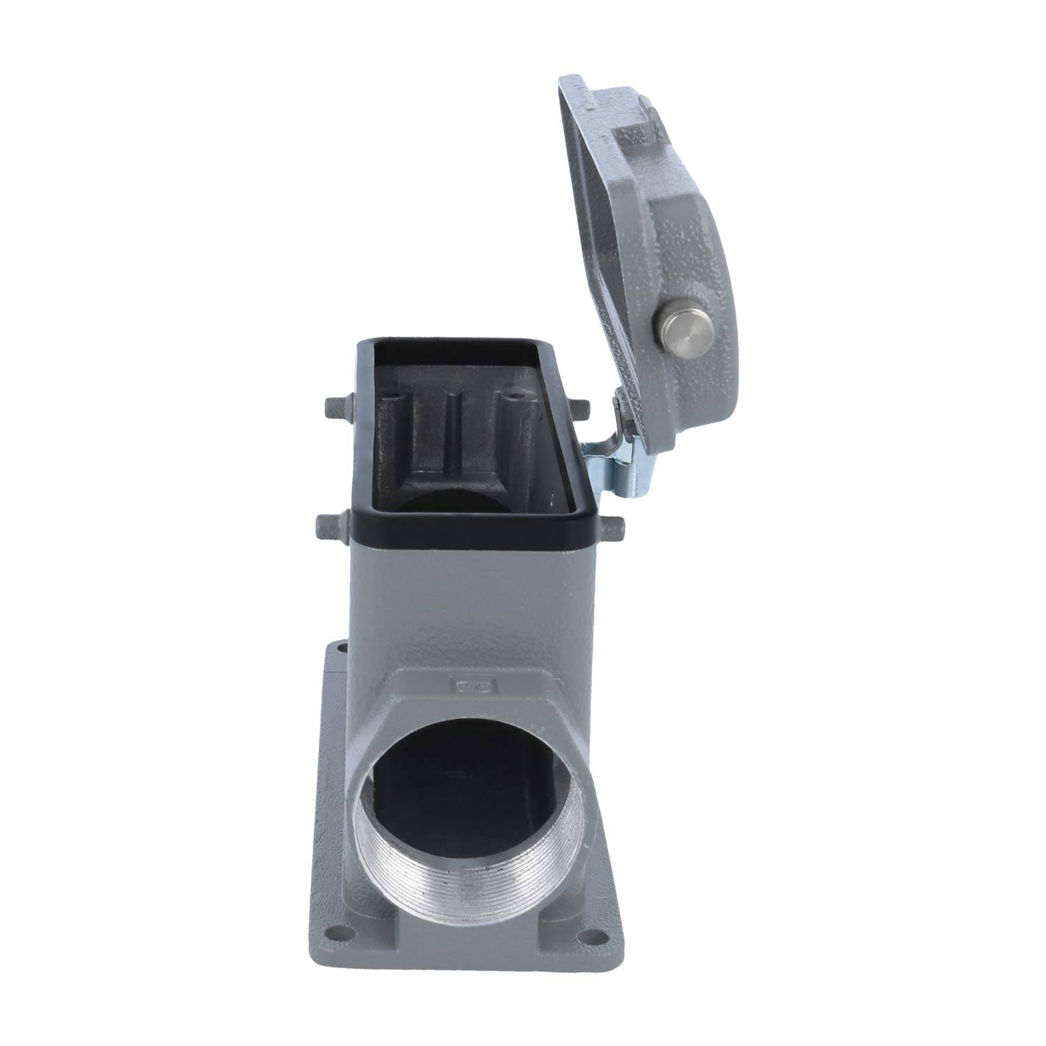 Ein grau-winkliger Anschlussgehäuse mit einer offenen Schutzabdeckung, das einen verschraubten kreisförmigen Eingangsport präsentiert, konzipiert für elektrische Verbindungen.