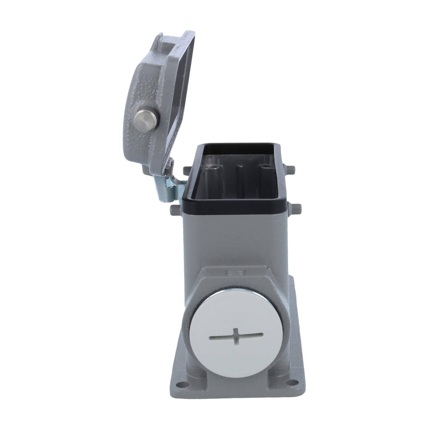 Eine graue, rechteckige industrielle Steckdose mit einer hochgeklappten Deckelklappe, die die internen Anschlüsse freilegt, montiert auf einer flachen Basis.