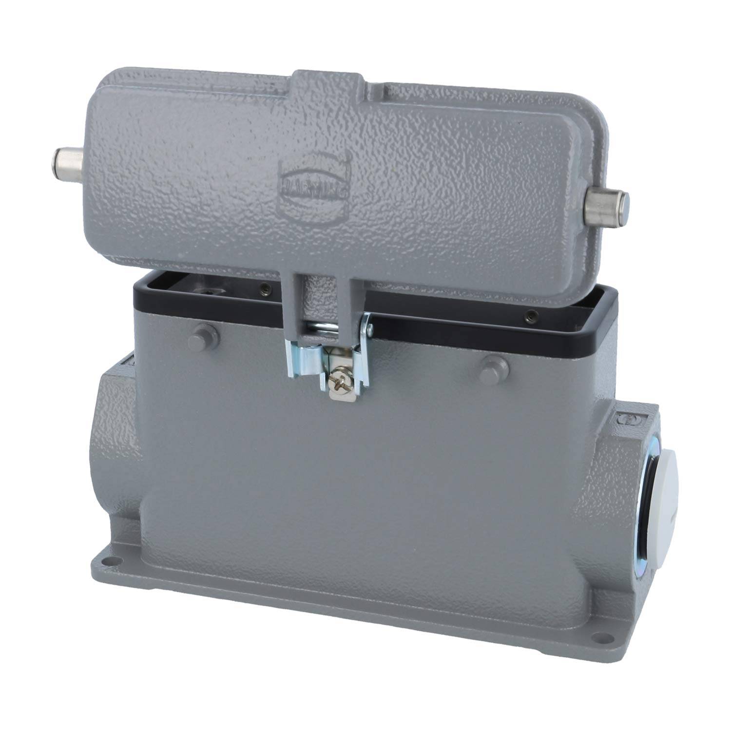 Ein graues industrielles elektrisches Anschlussgehäuse mit einem Klappdeckel, ausgestattet mit einem zentralen Verschließmechanismus und seitlichen Kabeleinführungsöffnungen.