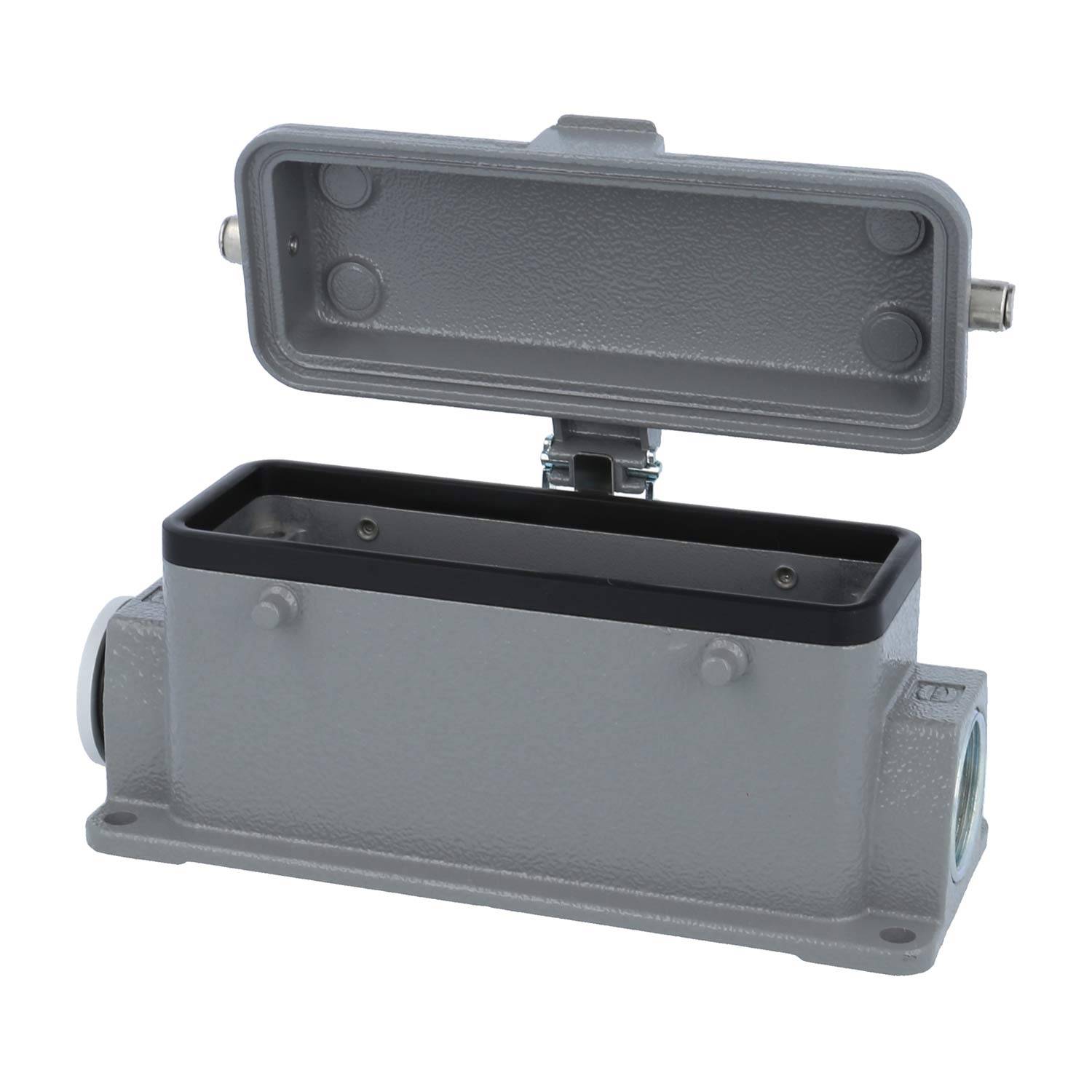 Ein leerer grauer rechteckiger Metallgehäuse mit offenem Deckel, der zum Schutz bei elektrischen Anwendungen verwendet wird.