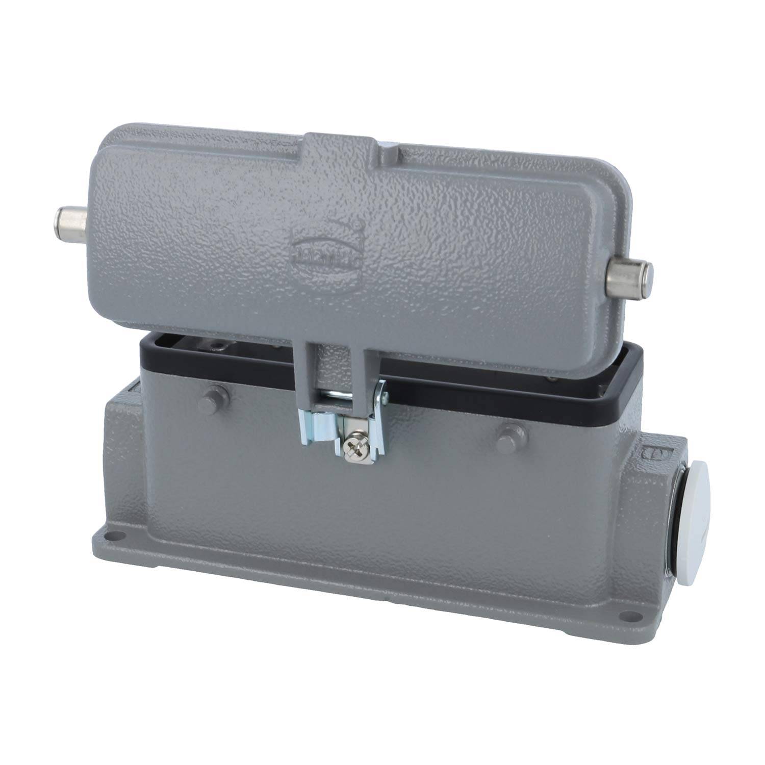 Ein grauer Metallschaltschrank mit rechteckigem Deckel und seitlichen Verschlüssen, der zum Schutz von elektronischen oder elektrischen Komponenten dient.