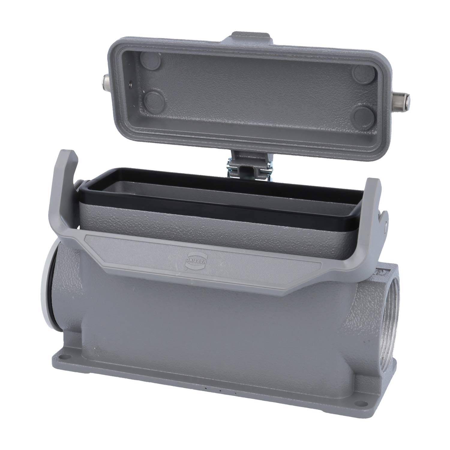 Ein metallisches elektronisches Gehäuse mit einem offenen rechteckigen Gehäuse und einem Deckel zum Anheben, ausgestattet mit einem sicheren Schnappverschluss-Mechanismus für Kabelverbindungen.