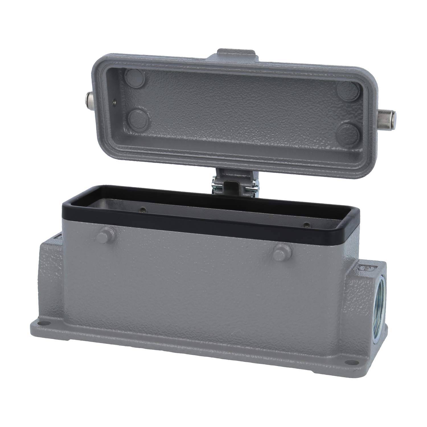 Ein offener rechteckiger Metallstromkasten mit einem Deckel mit Scharnier, der zwei seitliche Halterungen zur Sicherung von Verbindungen zeigt.