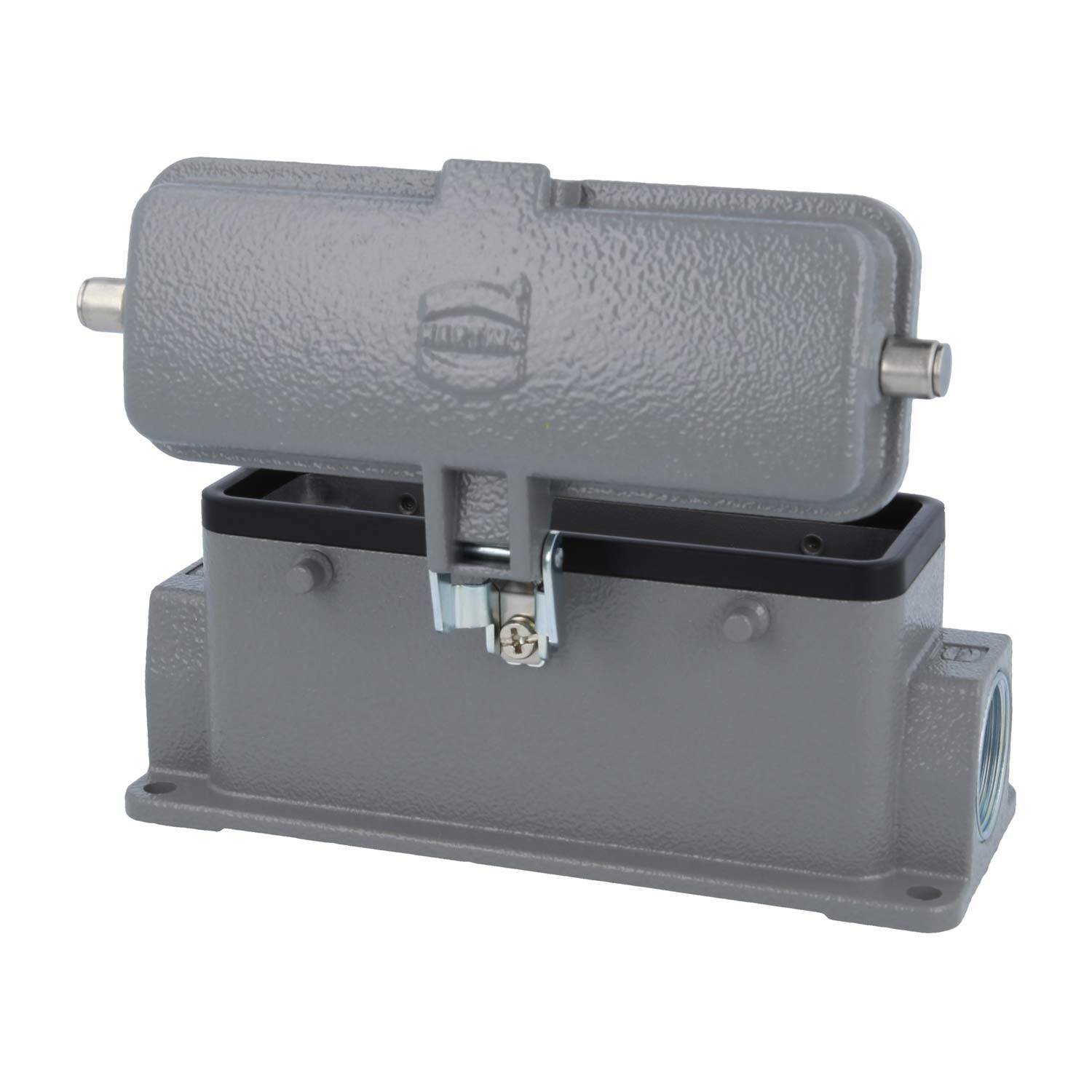 Ein rechteckiges, graues, industrielles Anschlussgehäuse mit einem Metallverschluss und zwei seitlichen Öffnungen, das für elektrische Verbindungen verwendet wird.