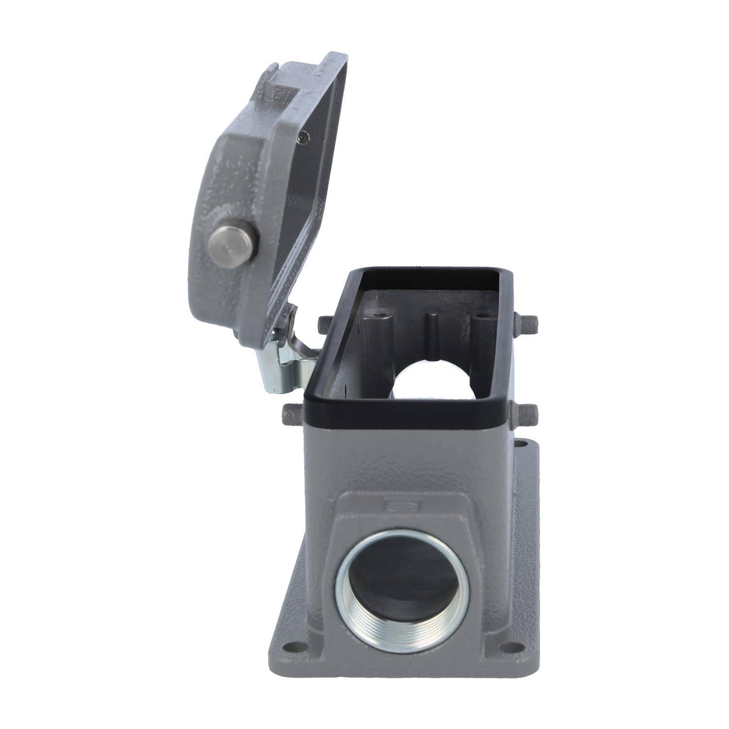 Eine offene, graue Metallschaltanlage mit einem Deckel mit Scharnier und einer kreisrunden Öffnung an der Vorderseite für Kabelzugang.