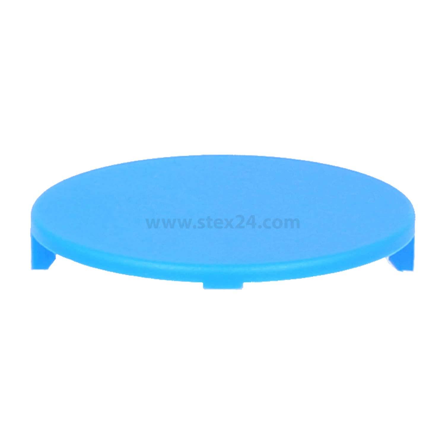 Eine blaue runde Plastikabdeckung mit drei kleinen Vorsprüngen, die auf einem weißen Hintergrund positioniert ist.