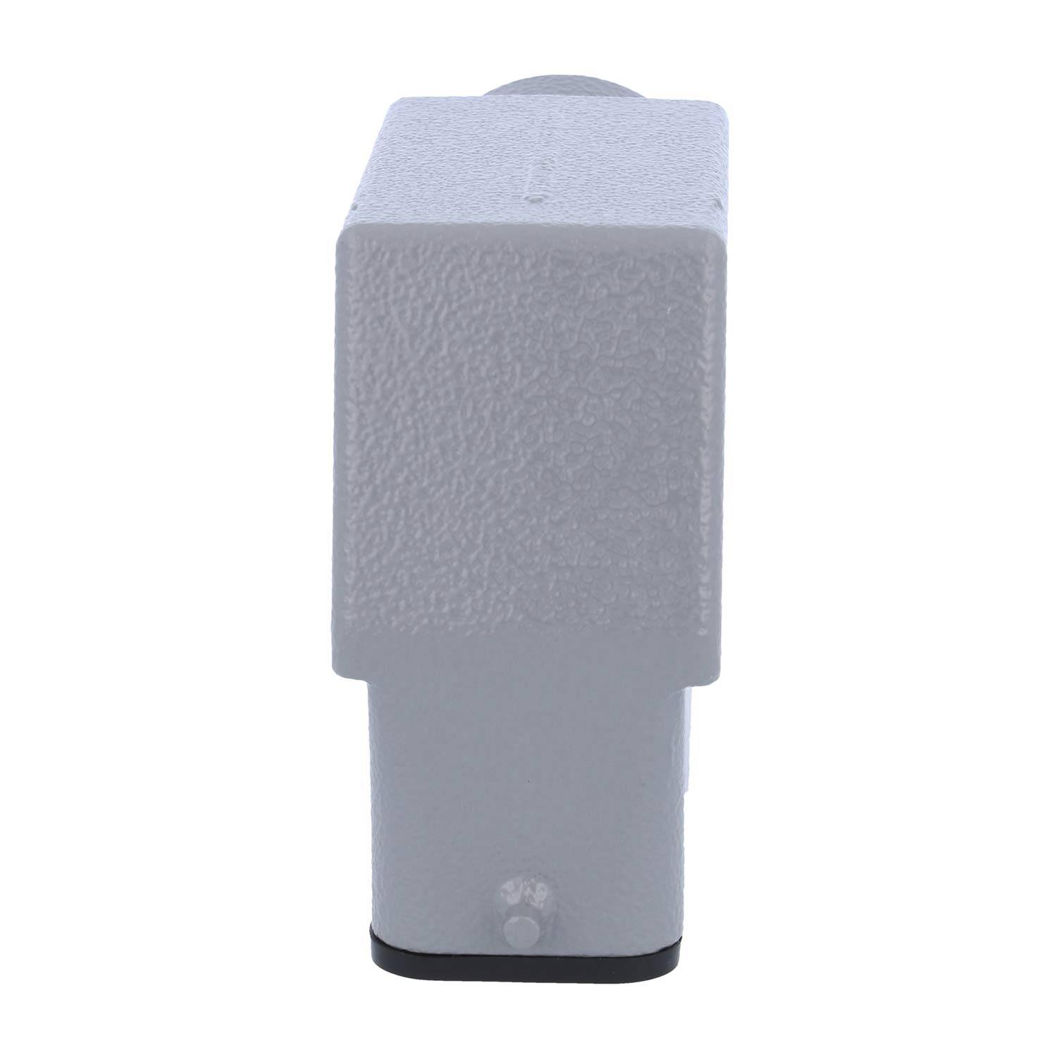 Ein grauer, rechteckiger Industriesensor mit strukturierter Oberfläche, von der Seite aufgenommen, vor einem einfarbigen weißen Hintergrund.