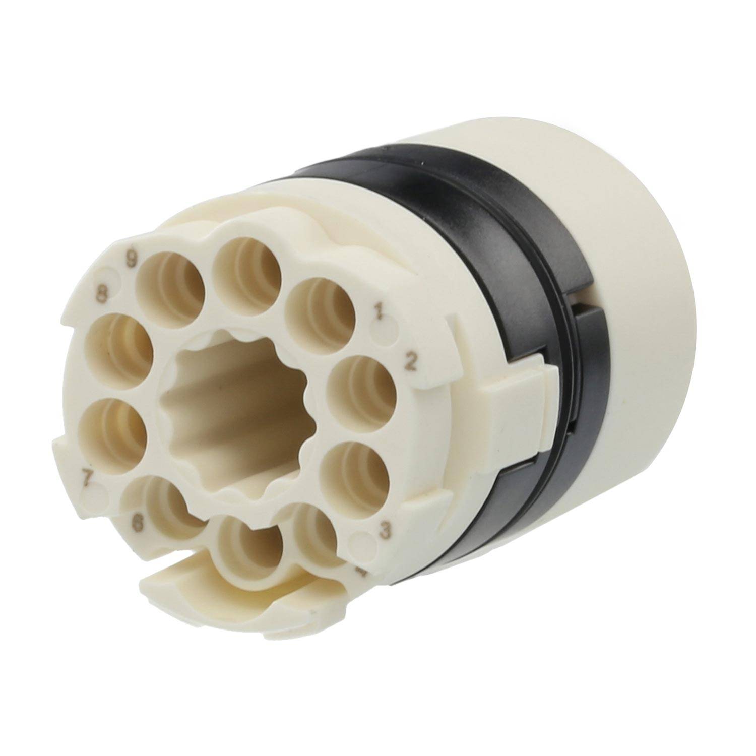 Eine zylindrische weiße Kunststoffkomponente mit mehreren kreisförmigen Öffnungen, die um einen zentralen Hohlraum angeordnet sind, möglicherweise ein elektrischer Anschluss.
