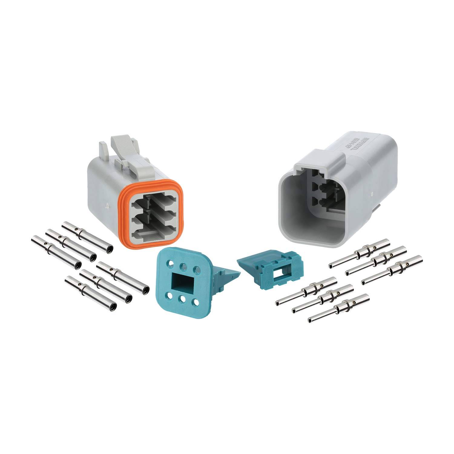 Ein Satz von Automotive-Steckverbindern und Pins, einschließlich zweier grauer Steckverbinder, einer mit einer orangefarbenen Dichtung, mehreren silbernen Pins und blauen Einsätzen.