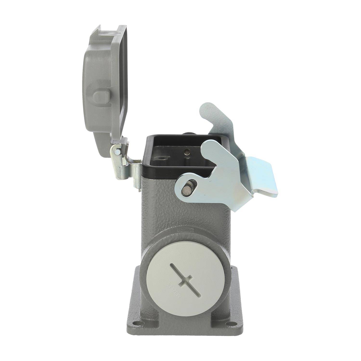 Eine graue, rechteckige Metallsteckdose mit einer Klappe, die offen ist und die Buchse im Inneren freilegt. Die Steckdose ist senkrecht montiert.