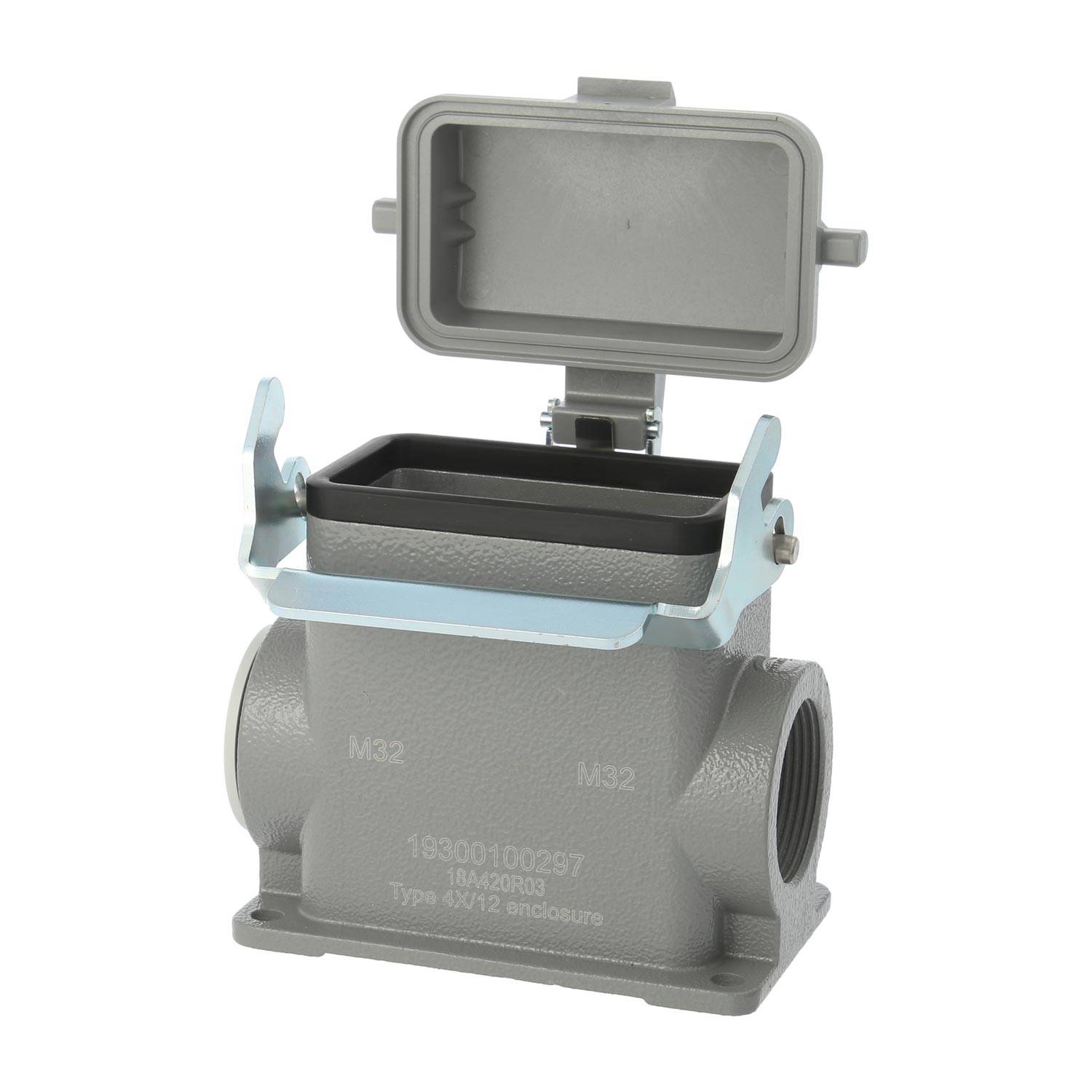 Ein grauer rechteckiger industrieller Gehäusekasten mit offener Abdeckung, beschriftet mit 