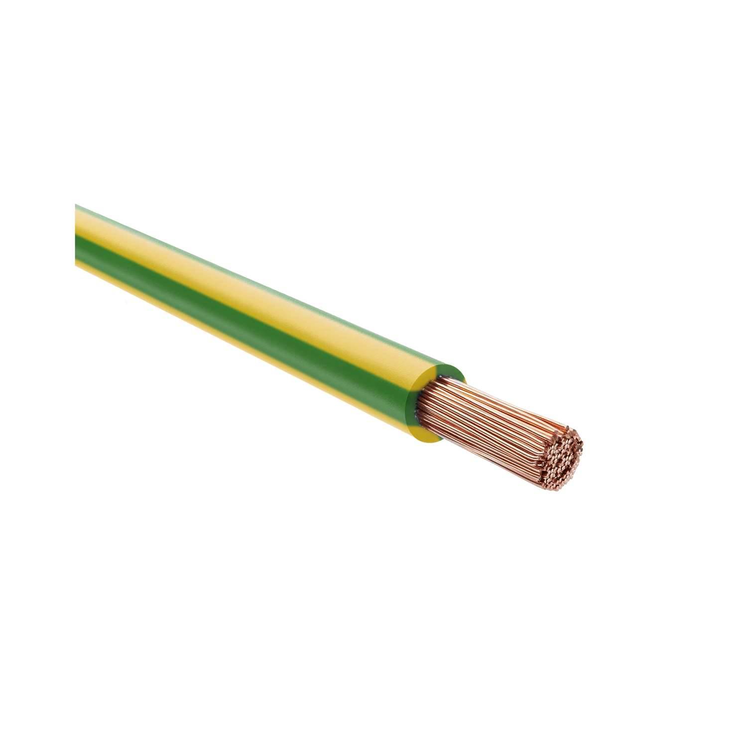 Ein gelb und grün gestreifter elektrischer Draht mit freigelegten Kupferlitzen an einem Ende, der zur Erdung in elektrischen Systemen verwendet wird.