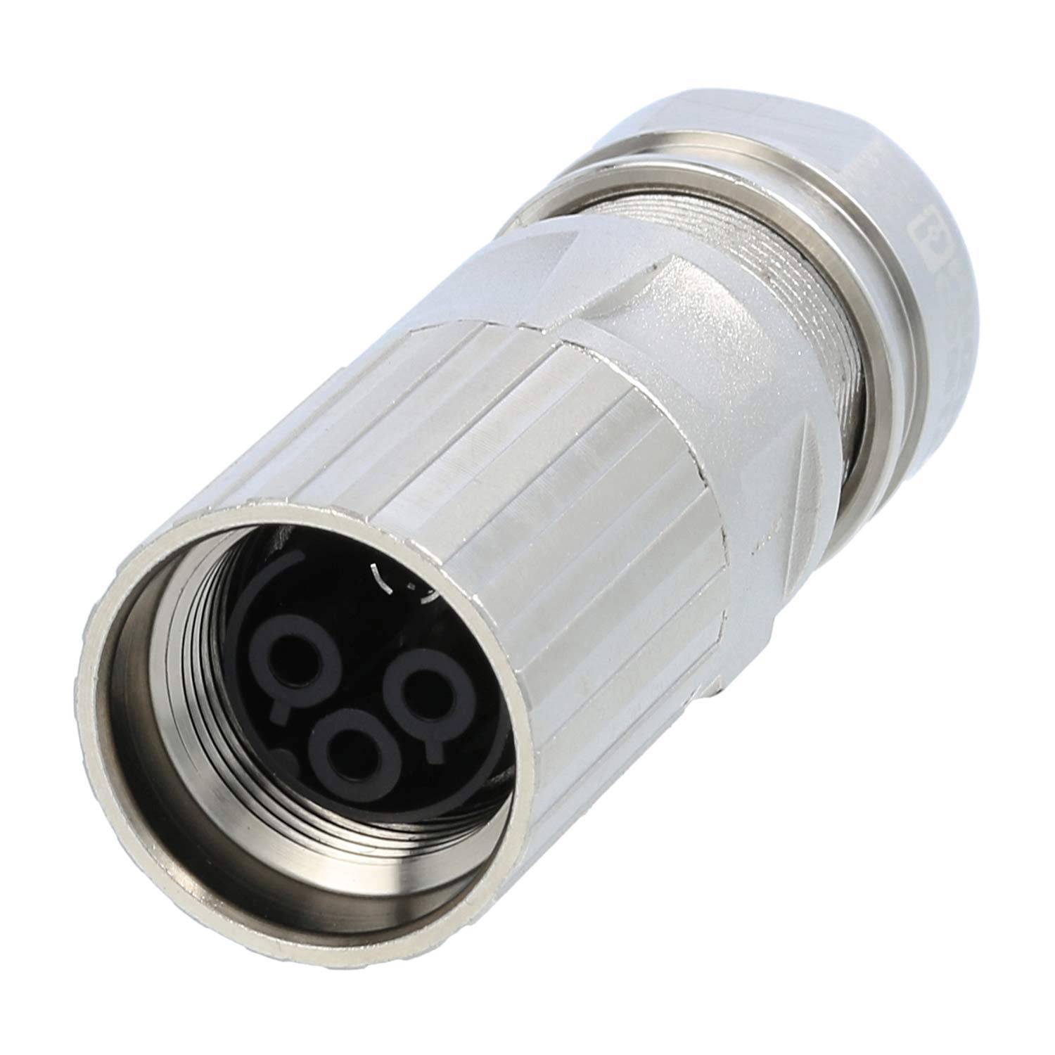 Eine Nahaufnahme eines metallischen industriellen Verbindersteckers mit sichtbaren Pins im Inneren. Der Verbinder hat eine geriffelte Oberfläche und eine kreisrunde Öffnung.