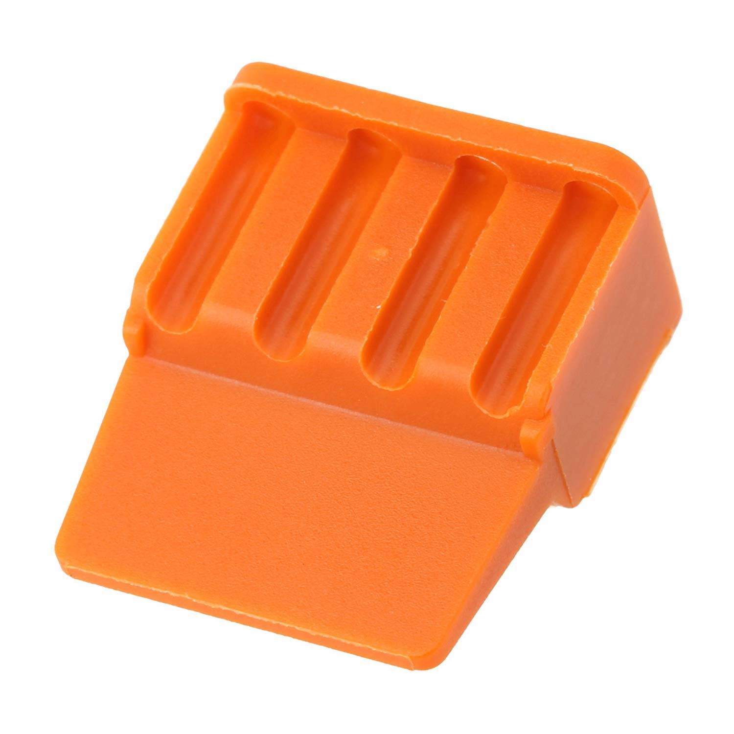 Orangefarbener Kunststoff-Silikon-Butterschneider mit vier Schlitzen und keilförmiger Gestaltung, entwickelt zum Teilen von Butter in gleiche Abschnitte.