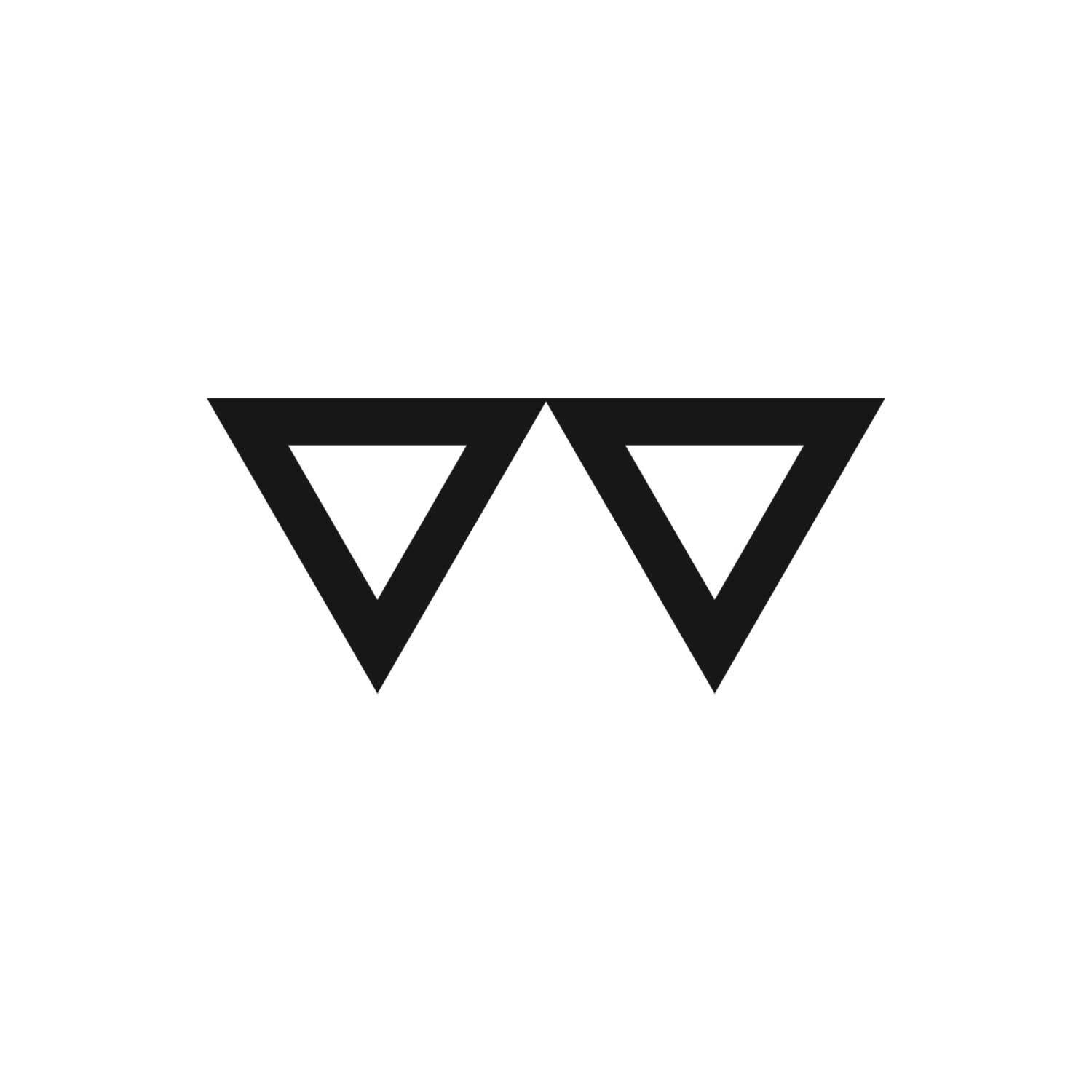 „Logo mit zwei nebeneinander liegenden, abwärts gerichteten Dreiecken, die abstrakte Gläser ähneln, auf weißem Hintergrund.