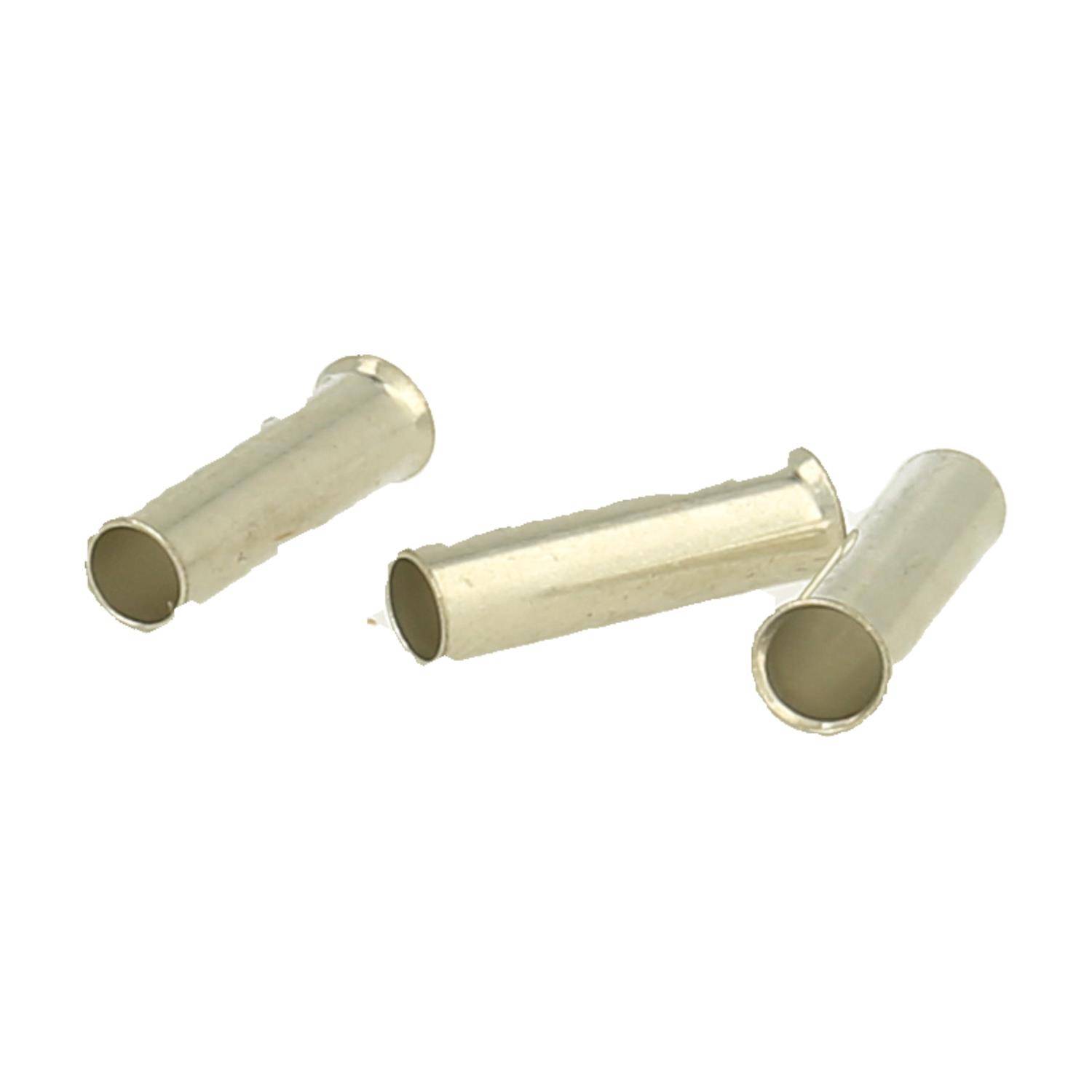 Drei silberne, zylindrische Metallverbinder, an einem Ende offen, auf einem neutralen Hintergrund.