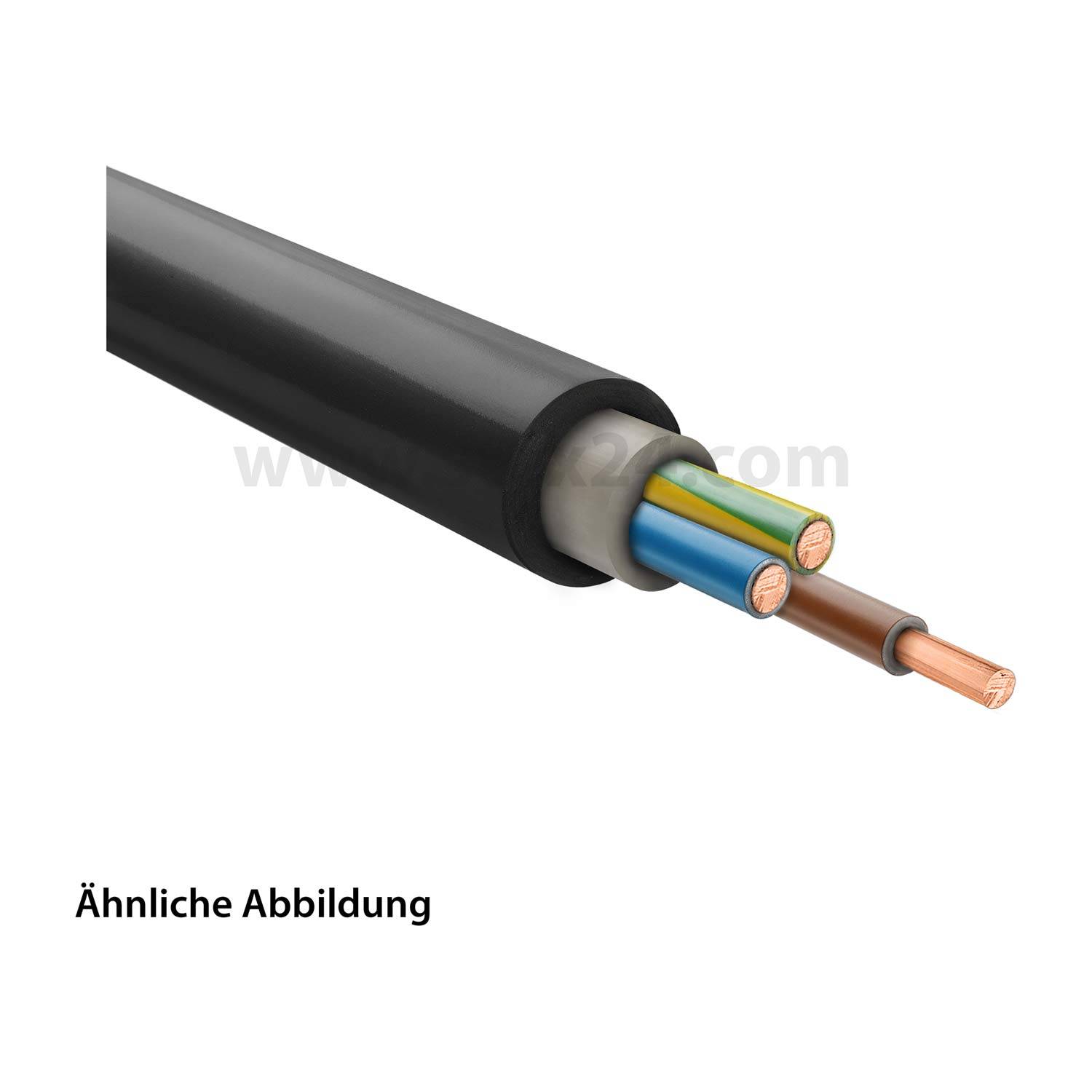 Ein Kabel mit schwarzer Außenhülle, das drei freigelegte Kupferdrähte zeigt, die jeweils eine andere Isolierungsfarbe haben: grün, blau, braun.