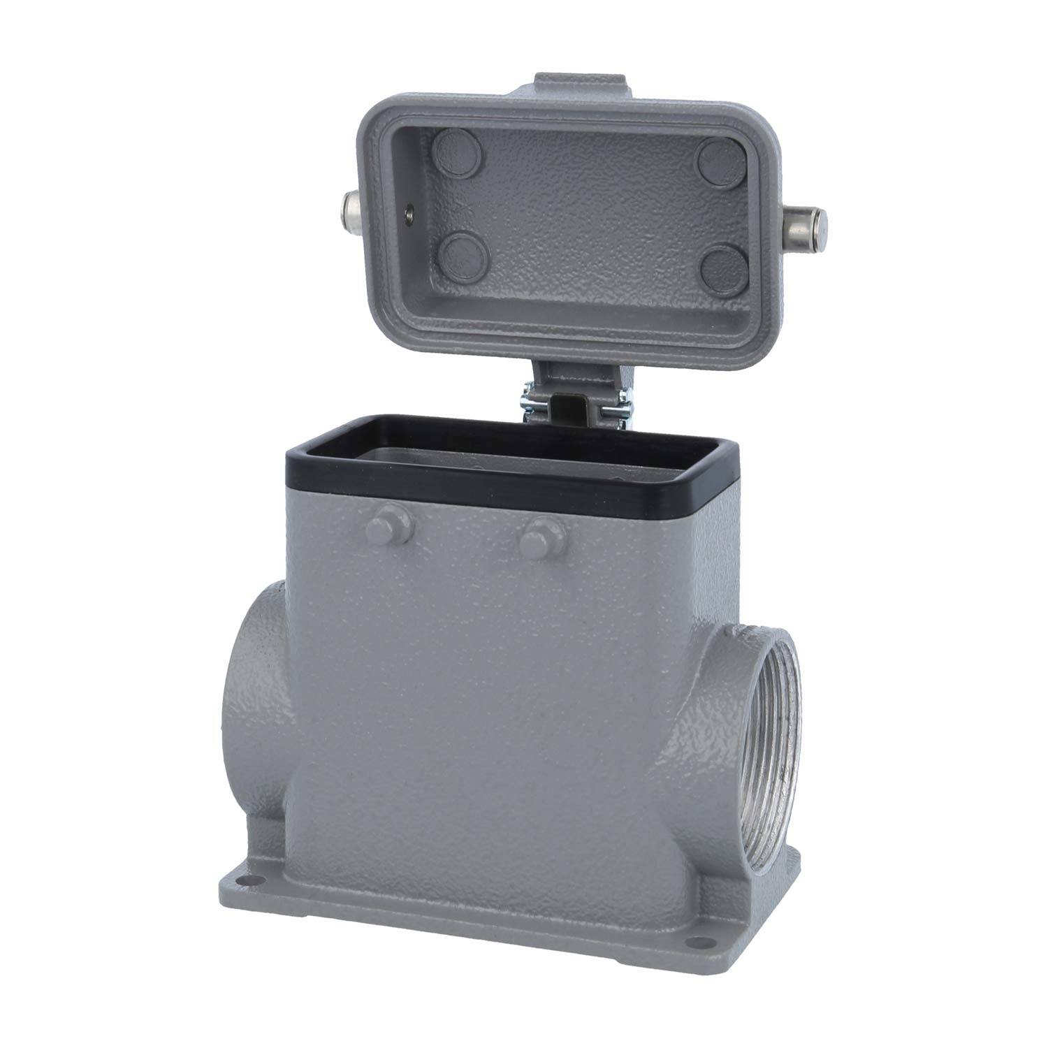 Eine rechteckige graue Elektroverteilerdose aus Gussmetal mit offener Abdeckung, die einen hohlen Innenraum und seitliche Anschlusspunkte für Elektroinstallationen zeigt.