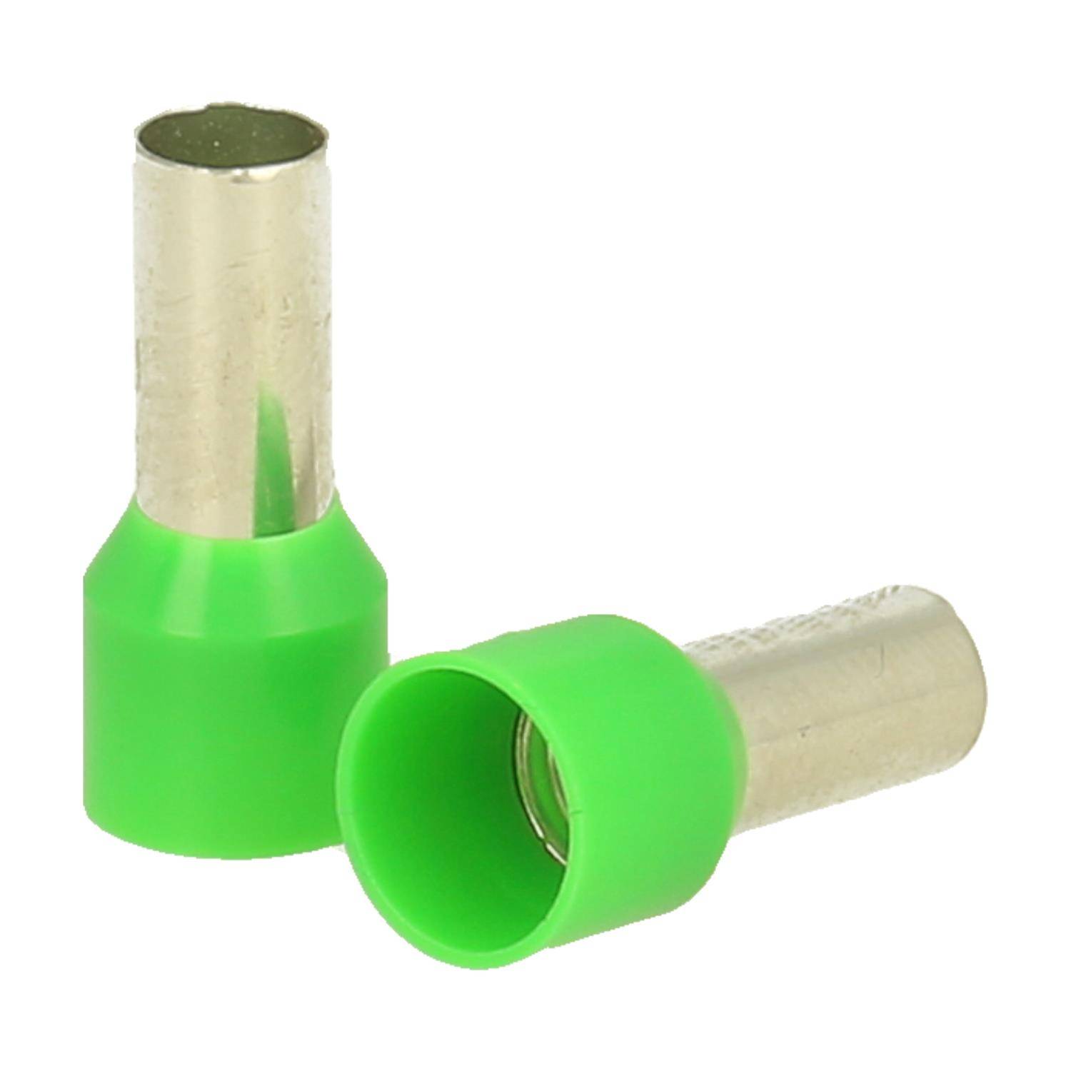 Zwei grüne isolierte Ferrule, eine steht aufrecht und die andere liegt horizontal, die für Drahtverbindungen verwendet werden.